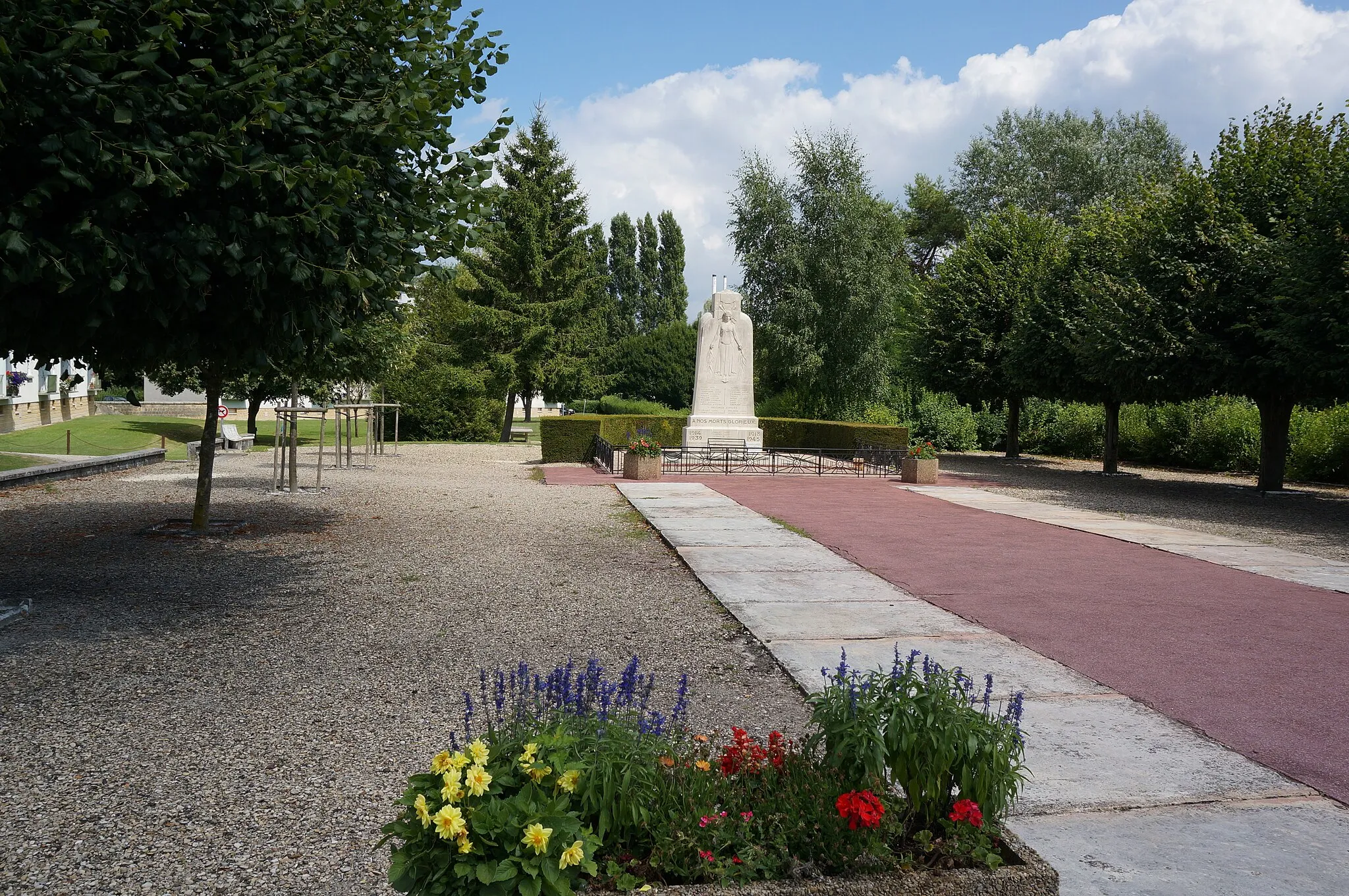 Photo showing: le monument aux morts du village.