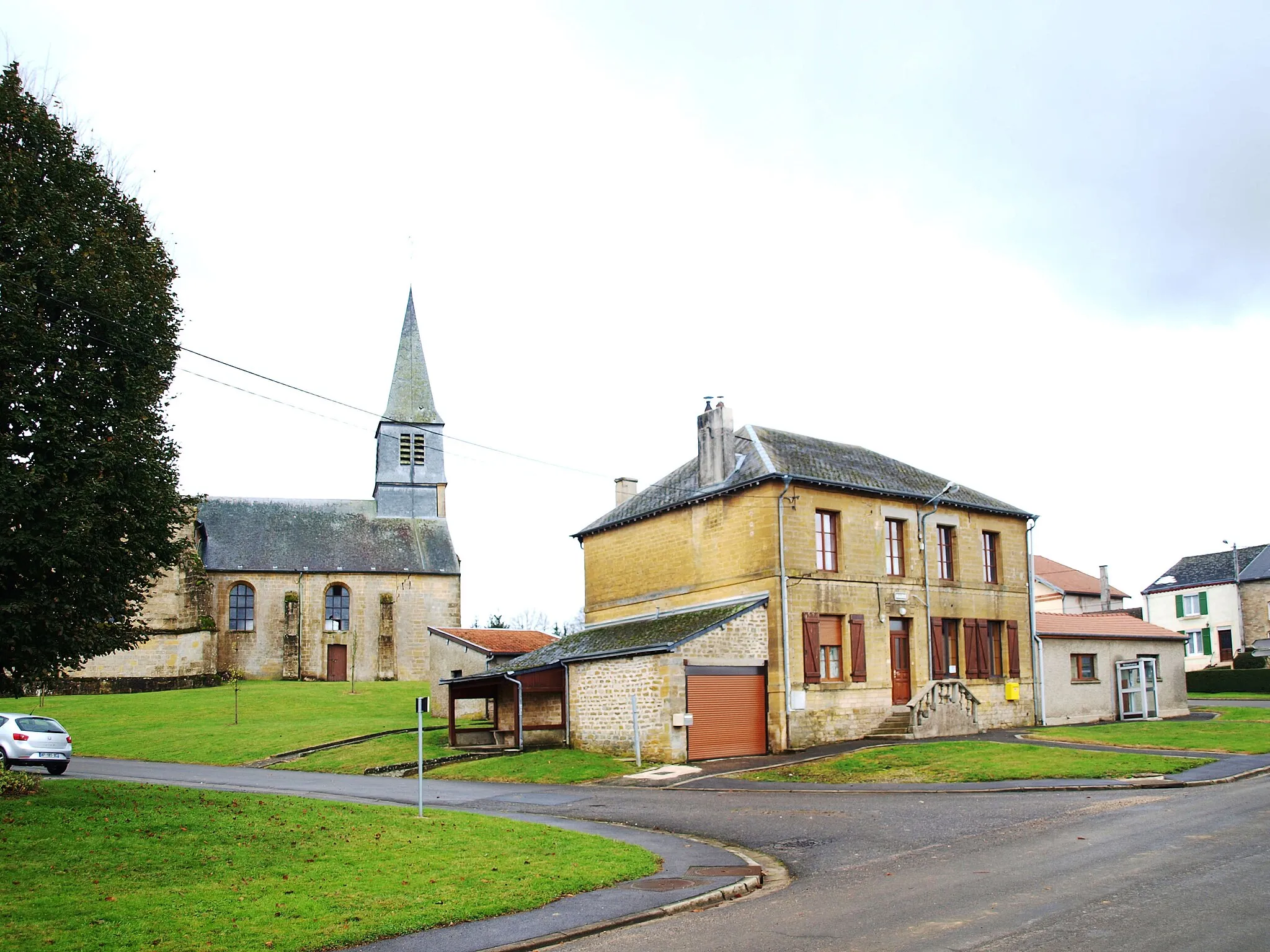 Photo showing: Belleville-et-Châtillon-sur-Bar (Ardennes, France) ; village de Châtillon-sur-Bar ; l'église & l'ex-mairie.