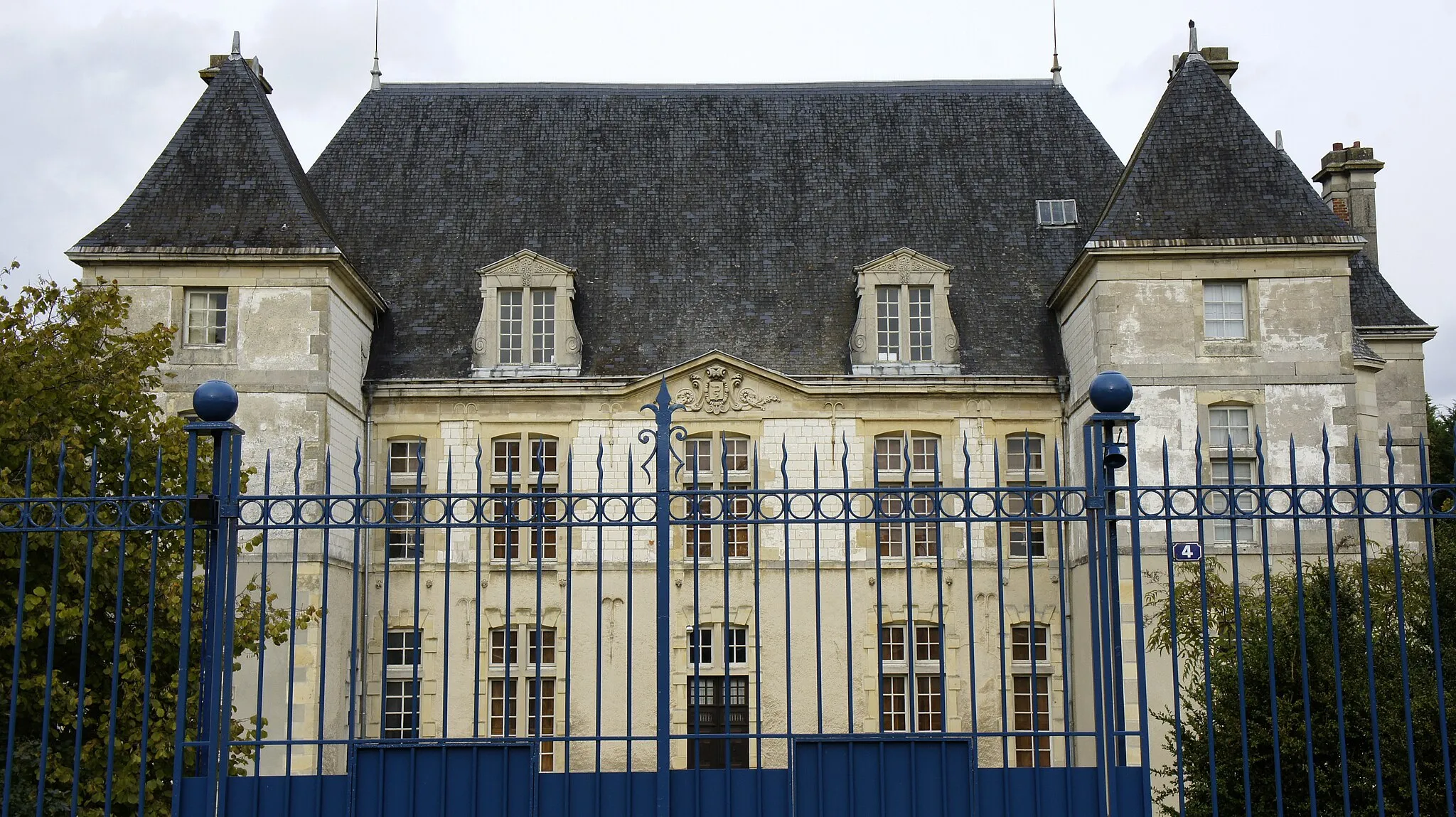 Photo showing: Vue du château de Taissy avec les armes de Colbert sur le fronton.