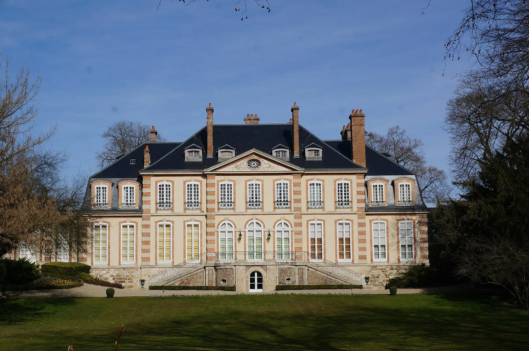 Photo showing: Château de Mareuil façade donant sur le canal à Mareuil.