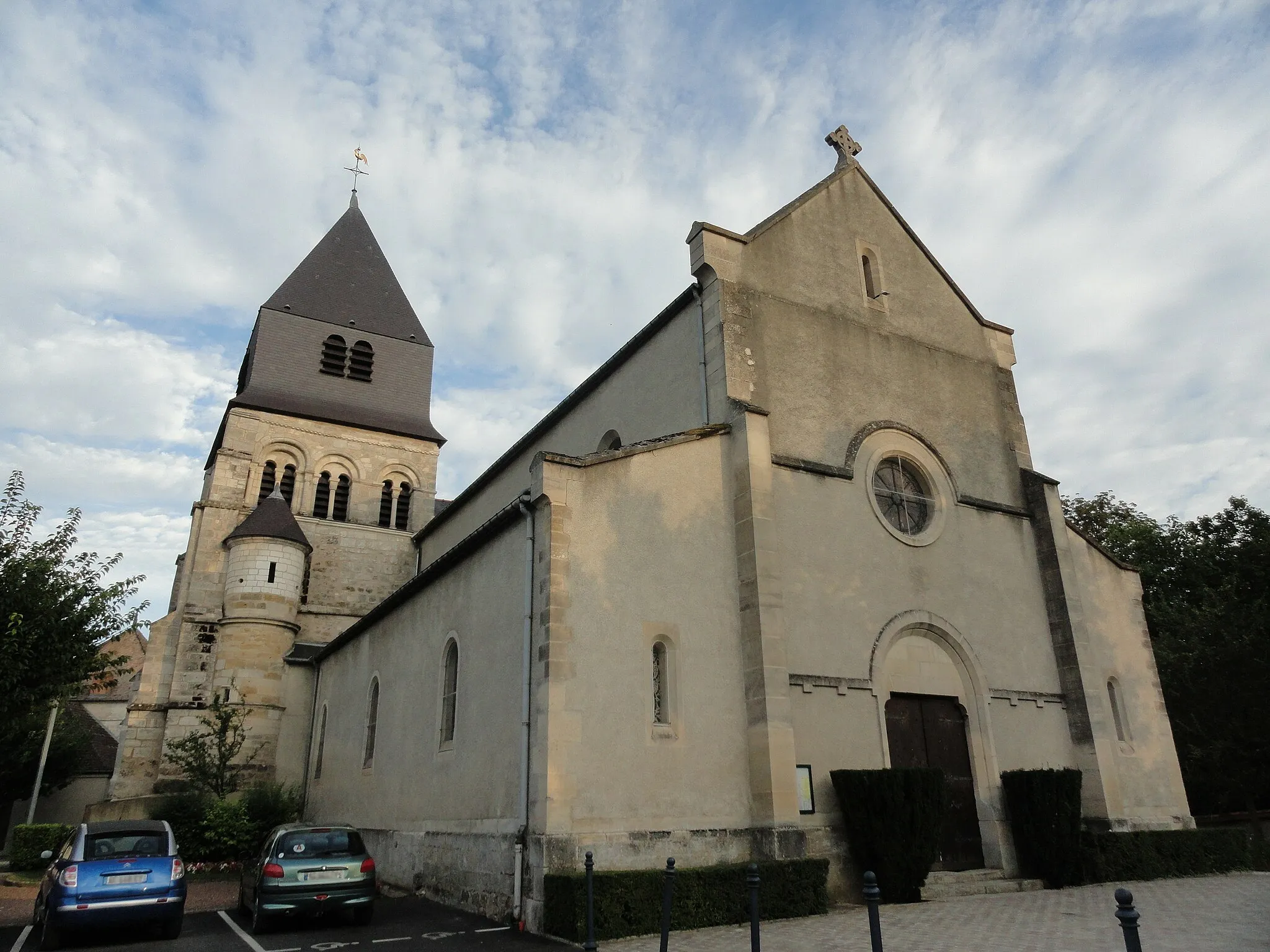 Photo showing: Façade et tour du clocher (classé monument historique) de l'église Saint-Hilaire de Mareuil-sur-Ay, dans le département de la Marne.