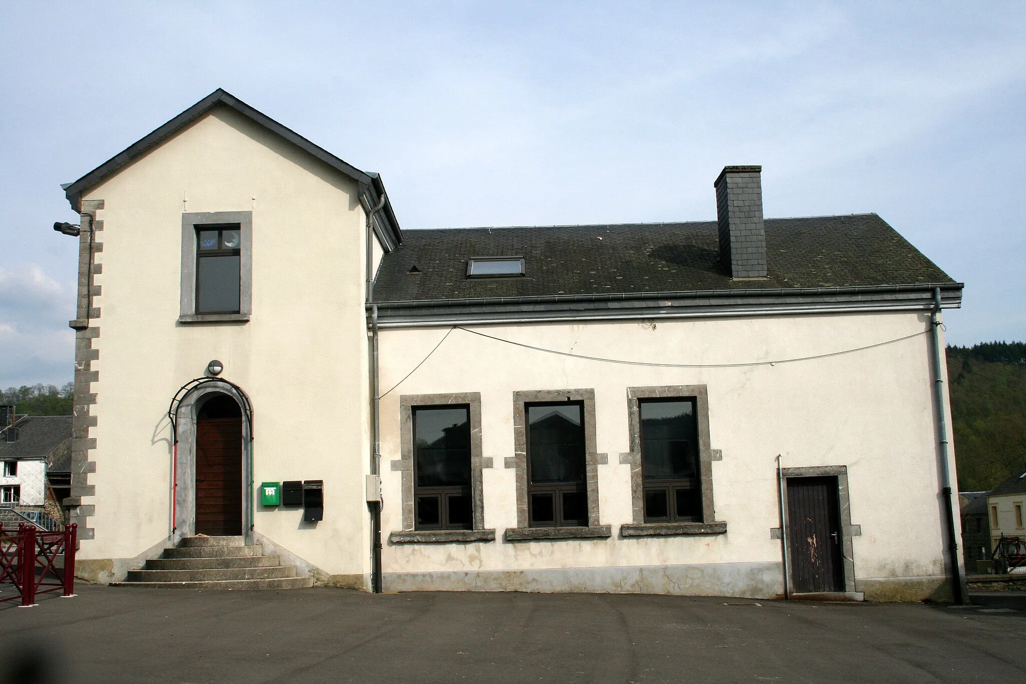 Photo showing: Poupehan (Belgium), the old school.