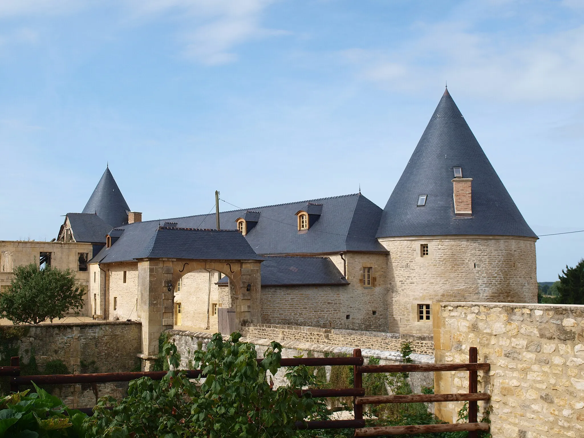 Photo showing: Charbogne (Ardennes, France) ; la ferme fortifiée.