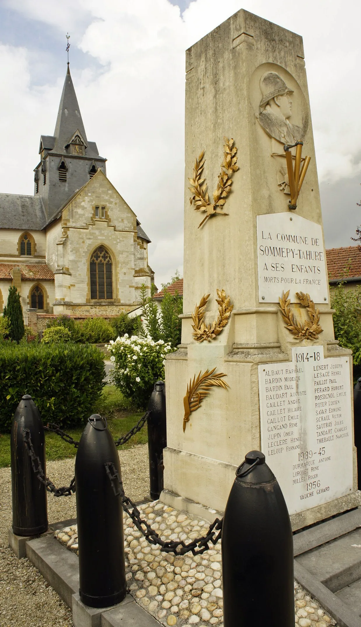 Photo showing: Monument aux morts et église à Sommepy Tahure.