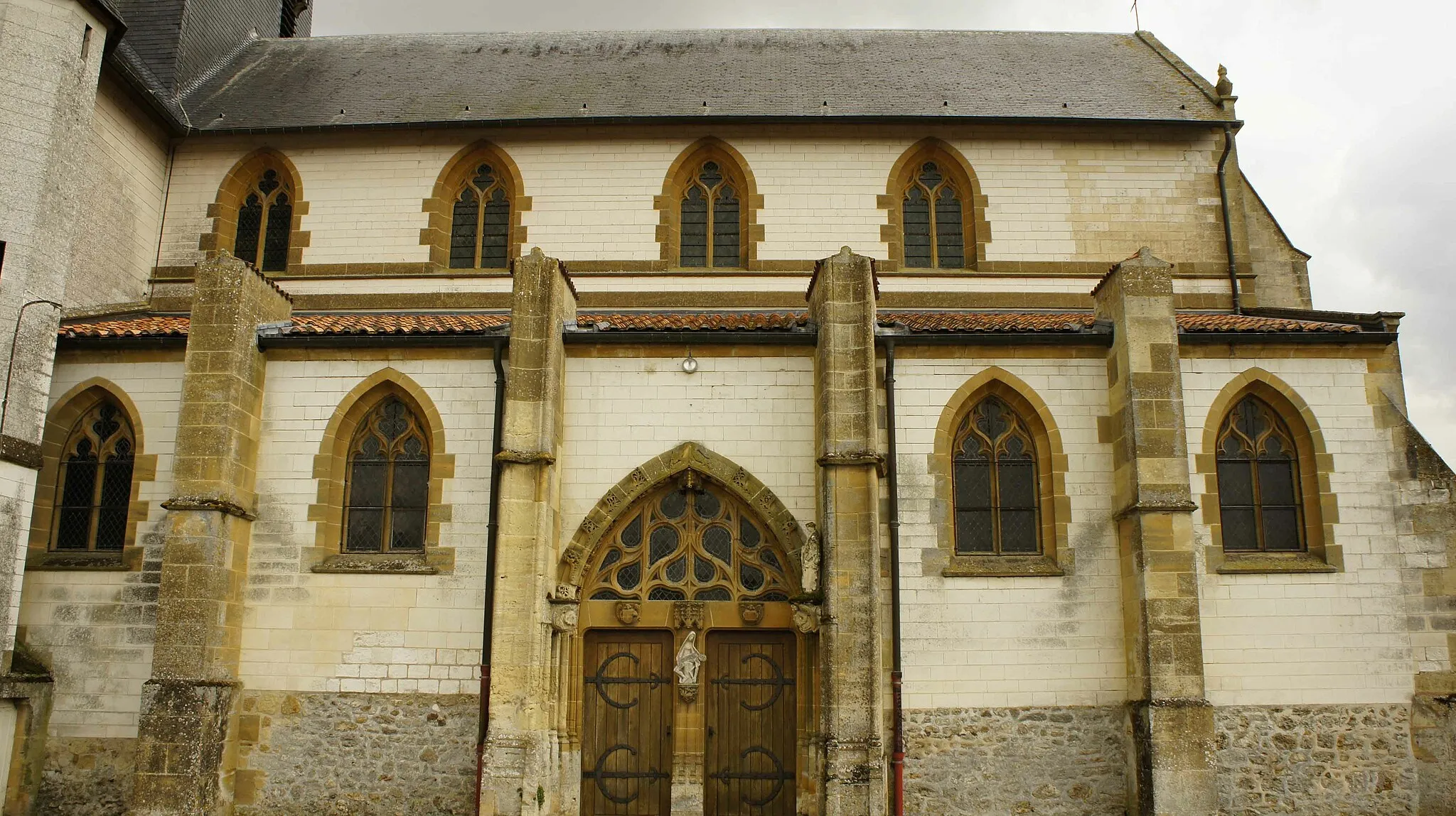 Photo showing: Vue du transept du côté nord de l'Église Saint-Martin de Sommepy-Tahure.