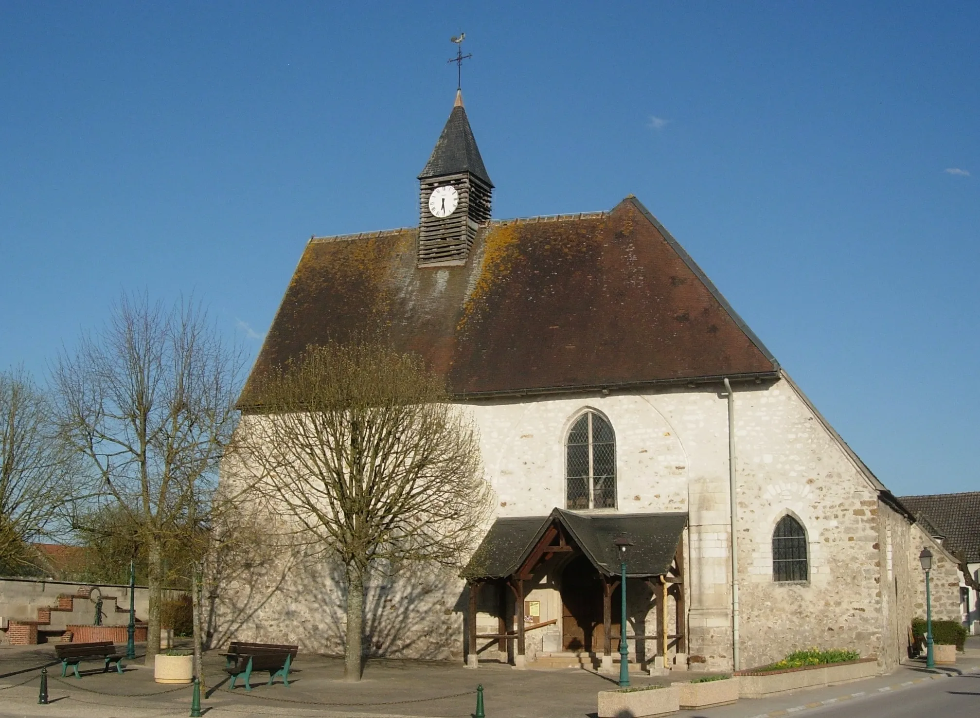 Photo showing: Marigny-le-Châtel : vue extérieur de l'église