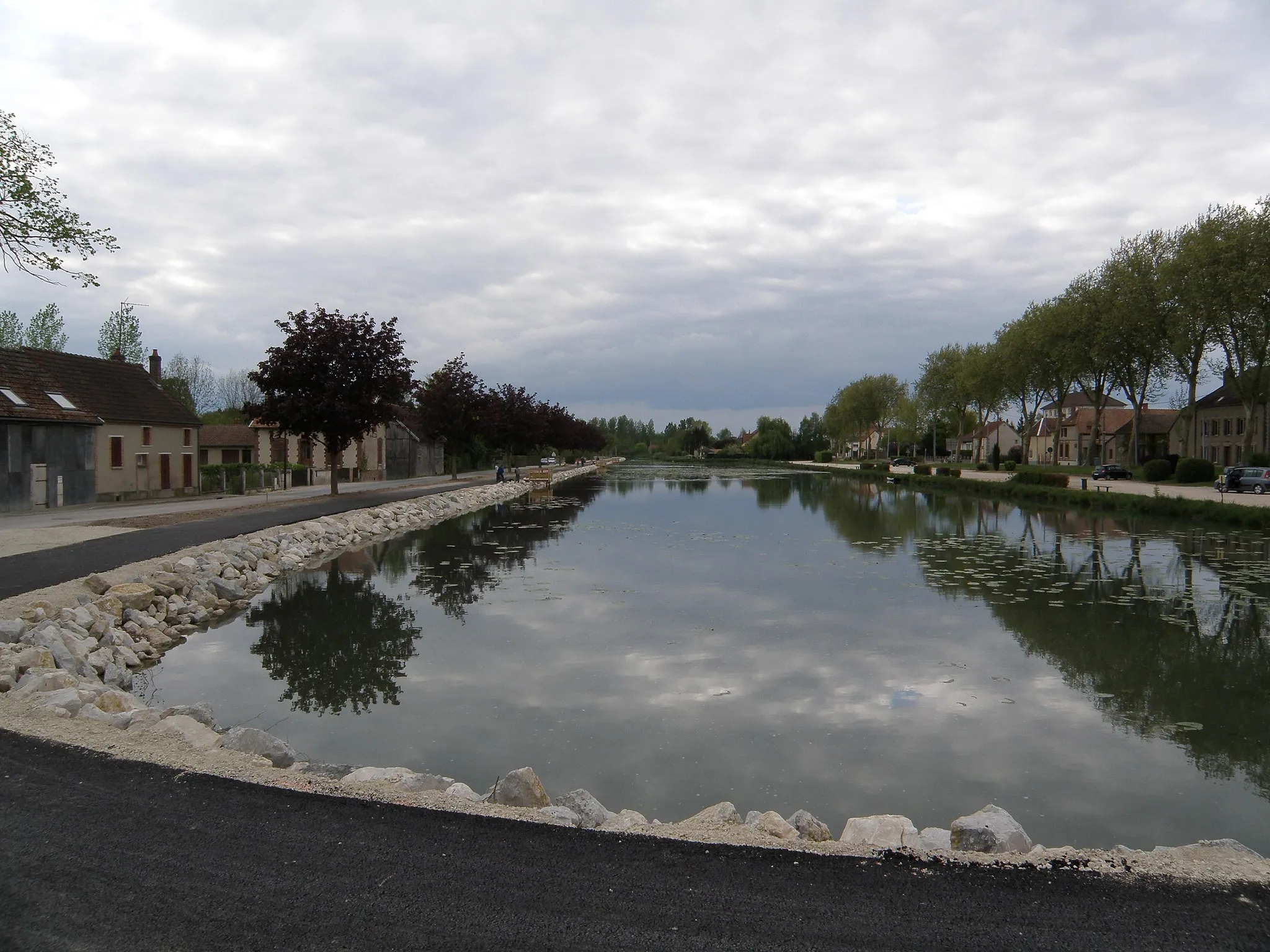 Photo showing: Port de Méry-sur-Seine sur le canal de la Haute-Seine.
10170 Méry-sur-Seine.