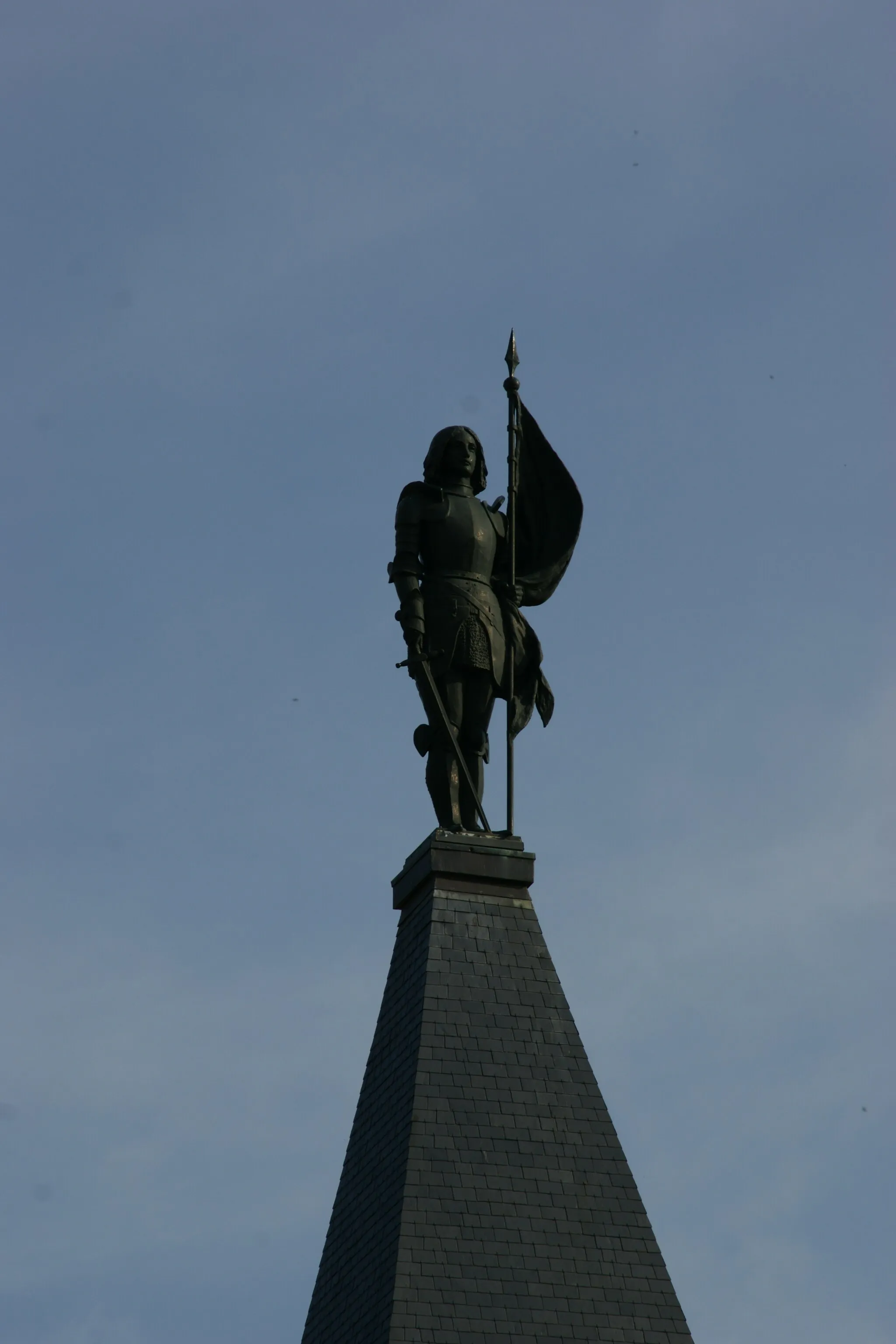 Photo showing: Statue de Jeanne d'Arc sur le clocher de l'église