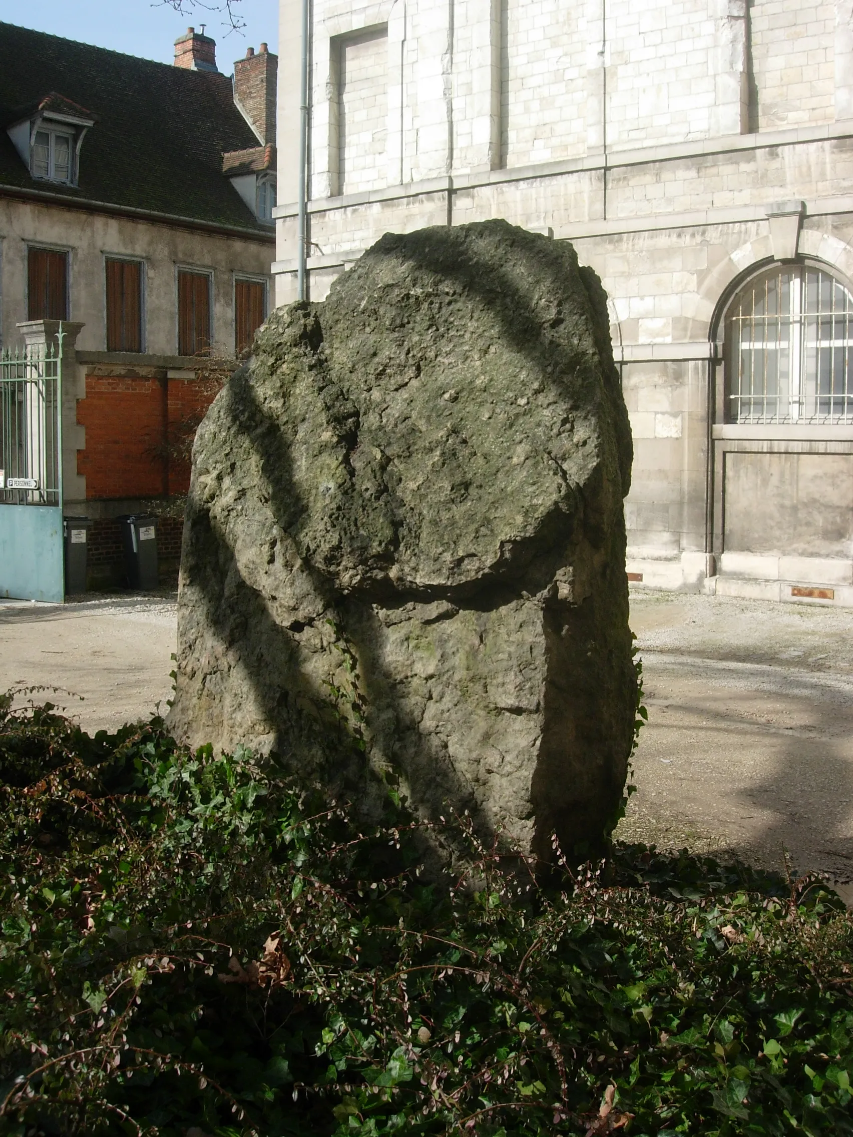 Photo showing: Menhir dit la Grande Borne (Barbuise Courtavant) déplacé au musée de Troyes