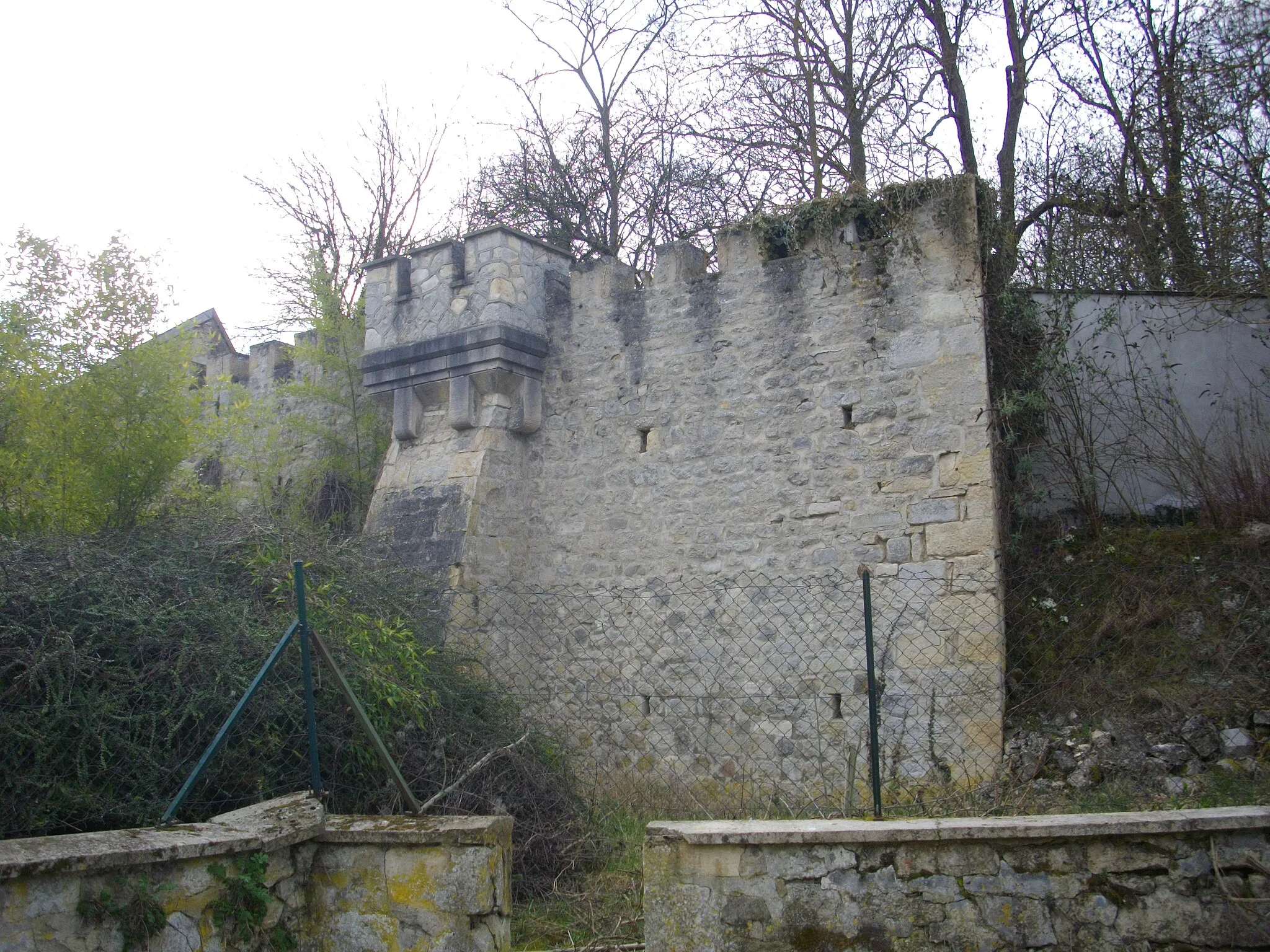 Photo showing: City wall in Cormicy (Marne, France)