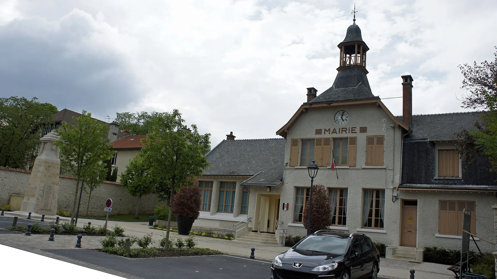 Photo showing: Place de la Mairie à St-Thierry avec son monument aux morts.