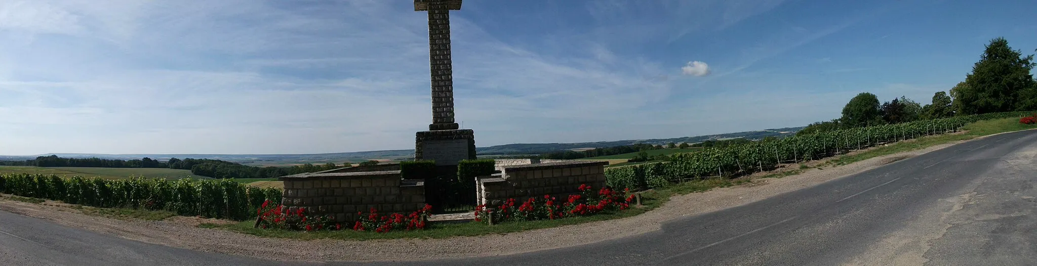 Photo showing: Merfy vue sur la vallée derrière le Monument aux résistants de la Deuxième guerre mondiale.