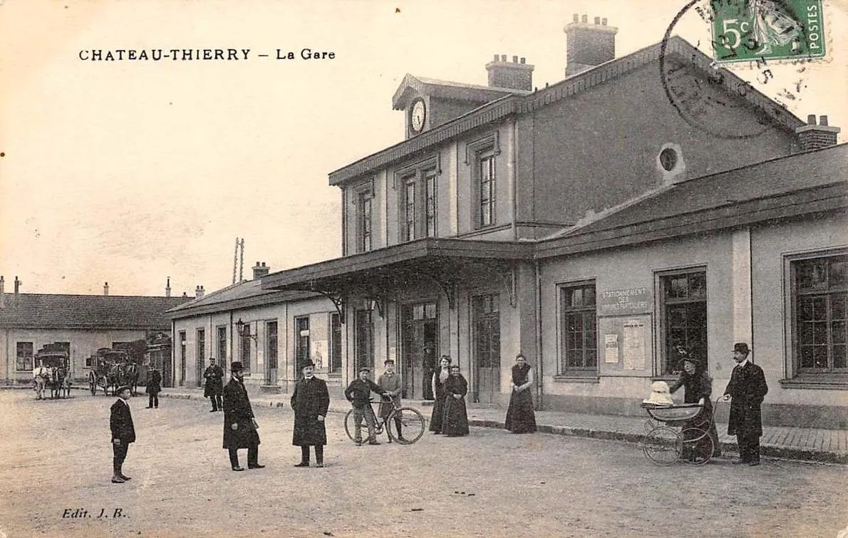 Photo showing: Château-Thierry.La gare, voyageurs.1908