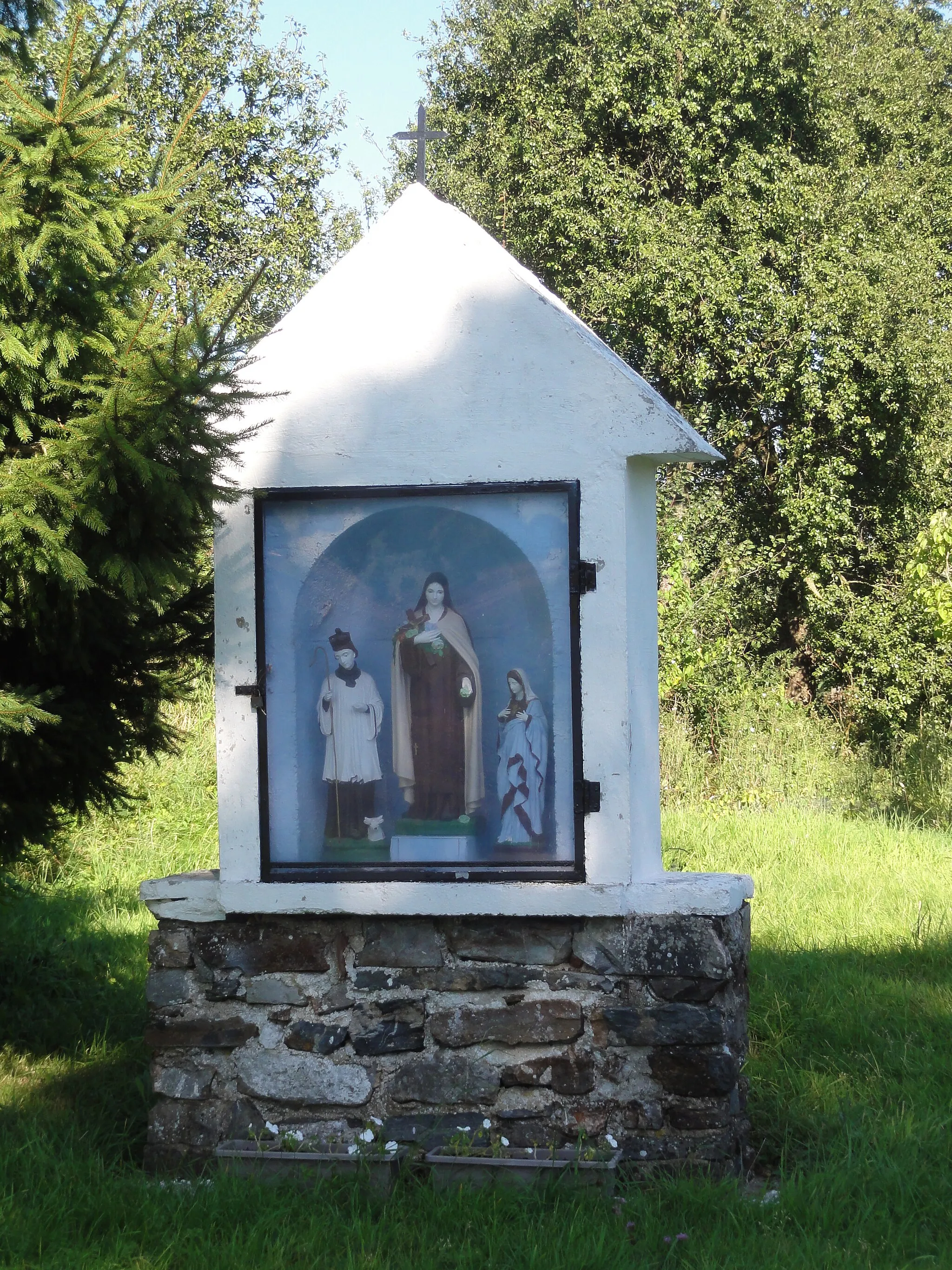 Photo showing: Bourg-Fidèle (Ardennes) chapelle-oratoire avec statues