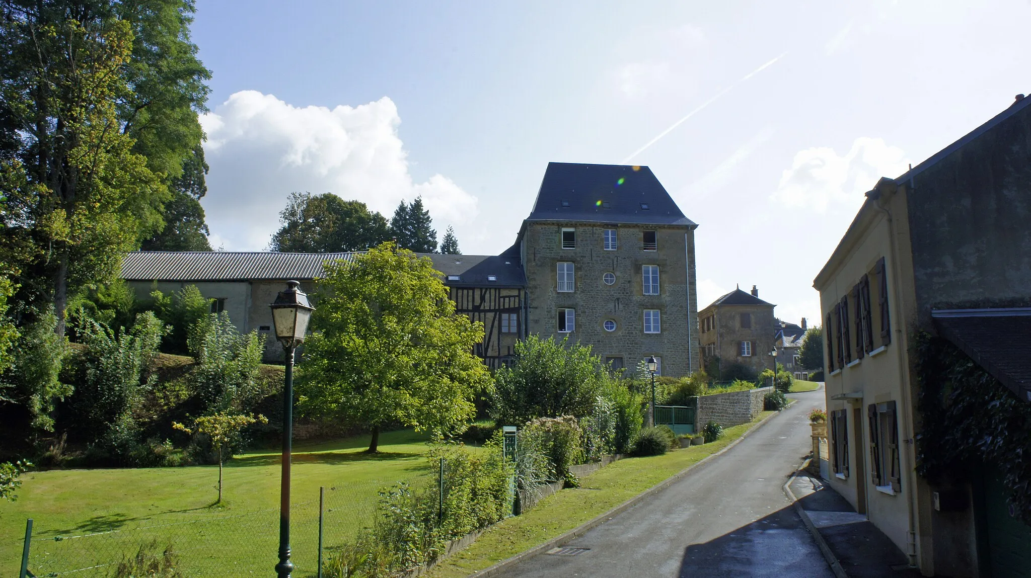 Photo showing: Vue du Château, ancienne fabrique_depuis_le_pont.