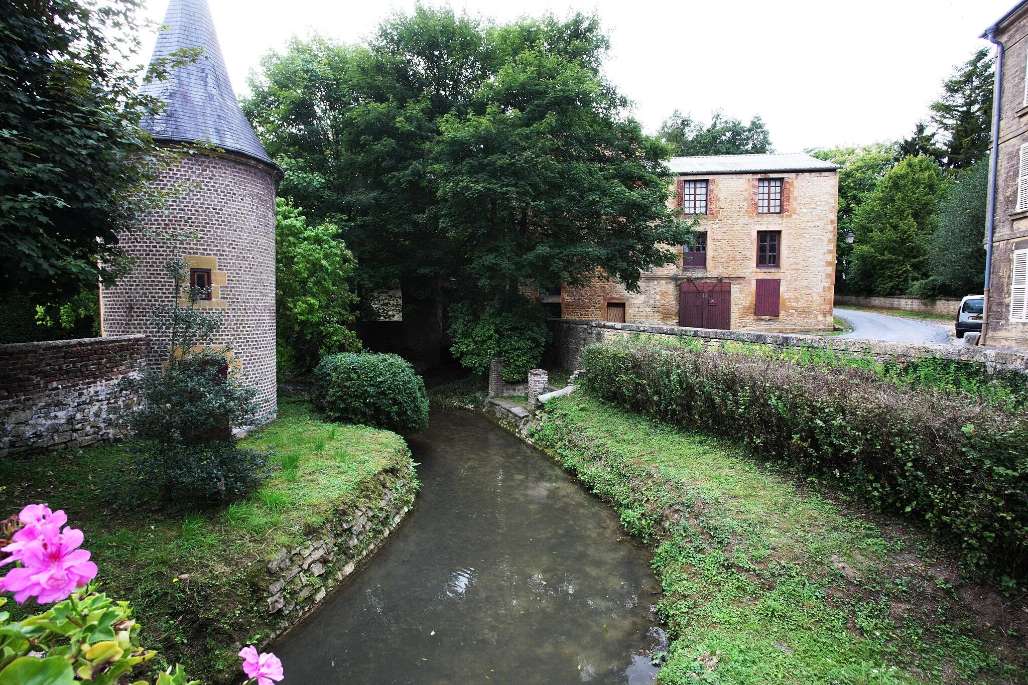 Photo showing: This building is inscrit au titre des monuments historiques de la France. It is indexed in the base Mérimée, a database of architectural heritage maintained by the French Ministry of Culture, under the reference PA00135301 .