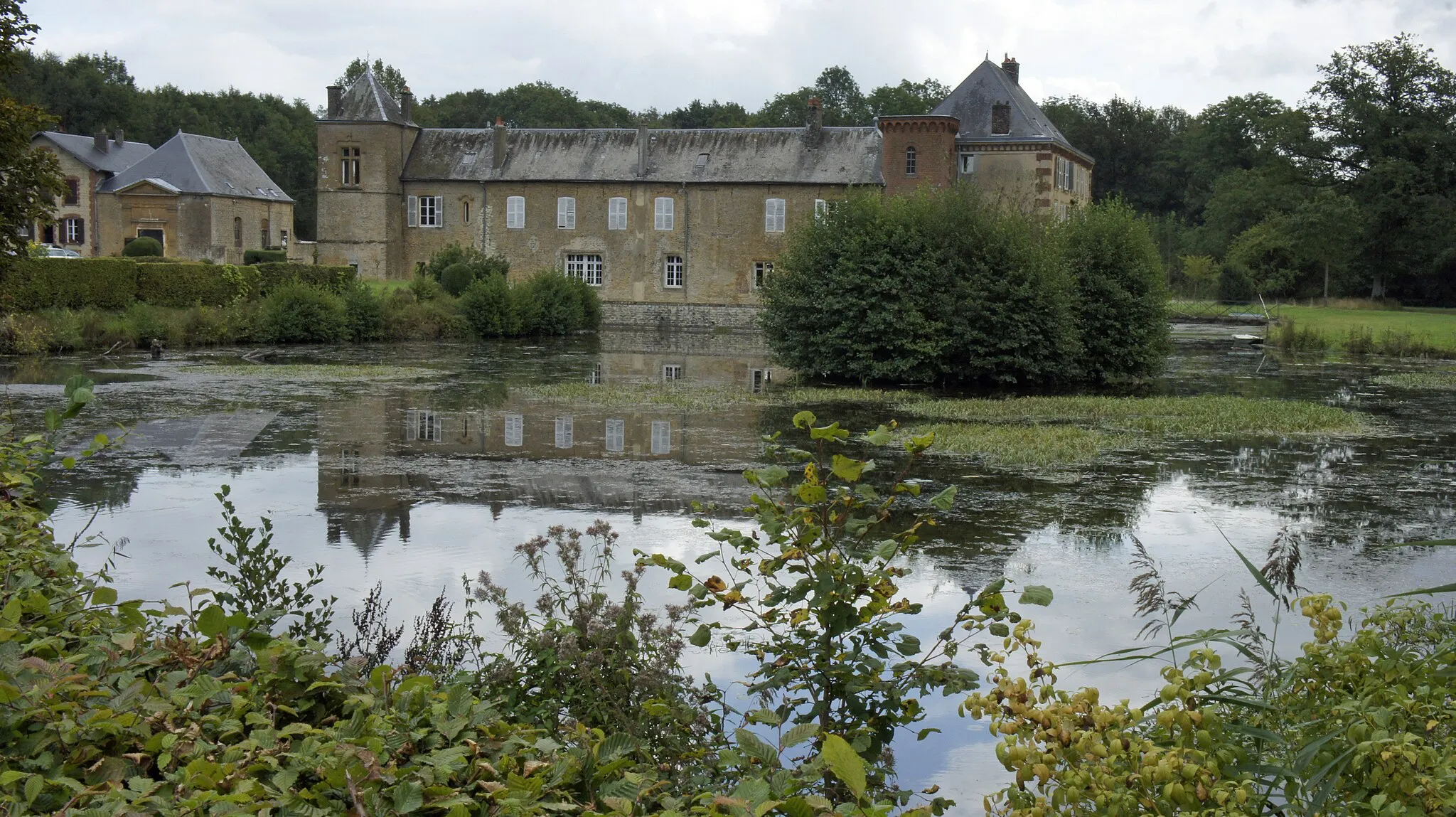 Photo showing: Vue du Château_ des douves et du_Temple.