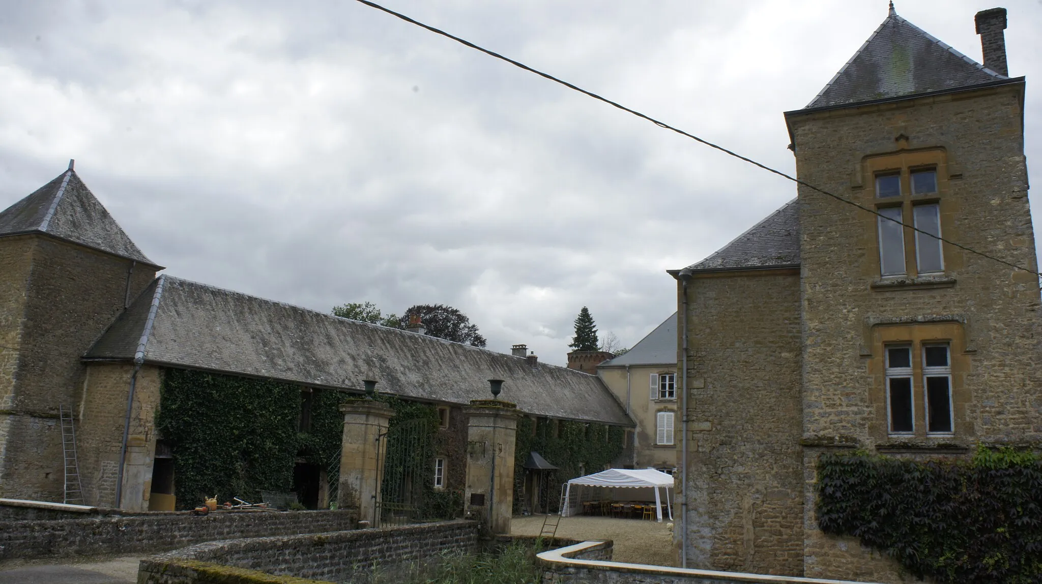 Photo showing: Une vue du château, entrée .