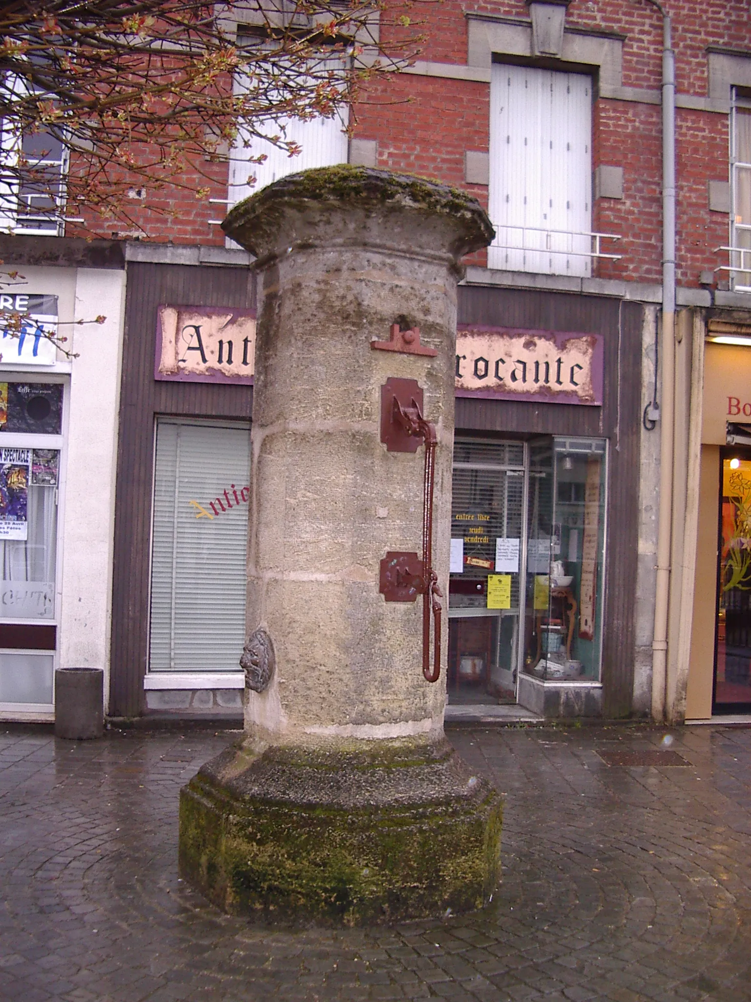 Photo showing: Vrigne-aux-Bois- Ancienne Fontaine.