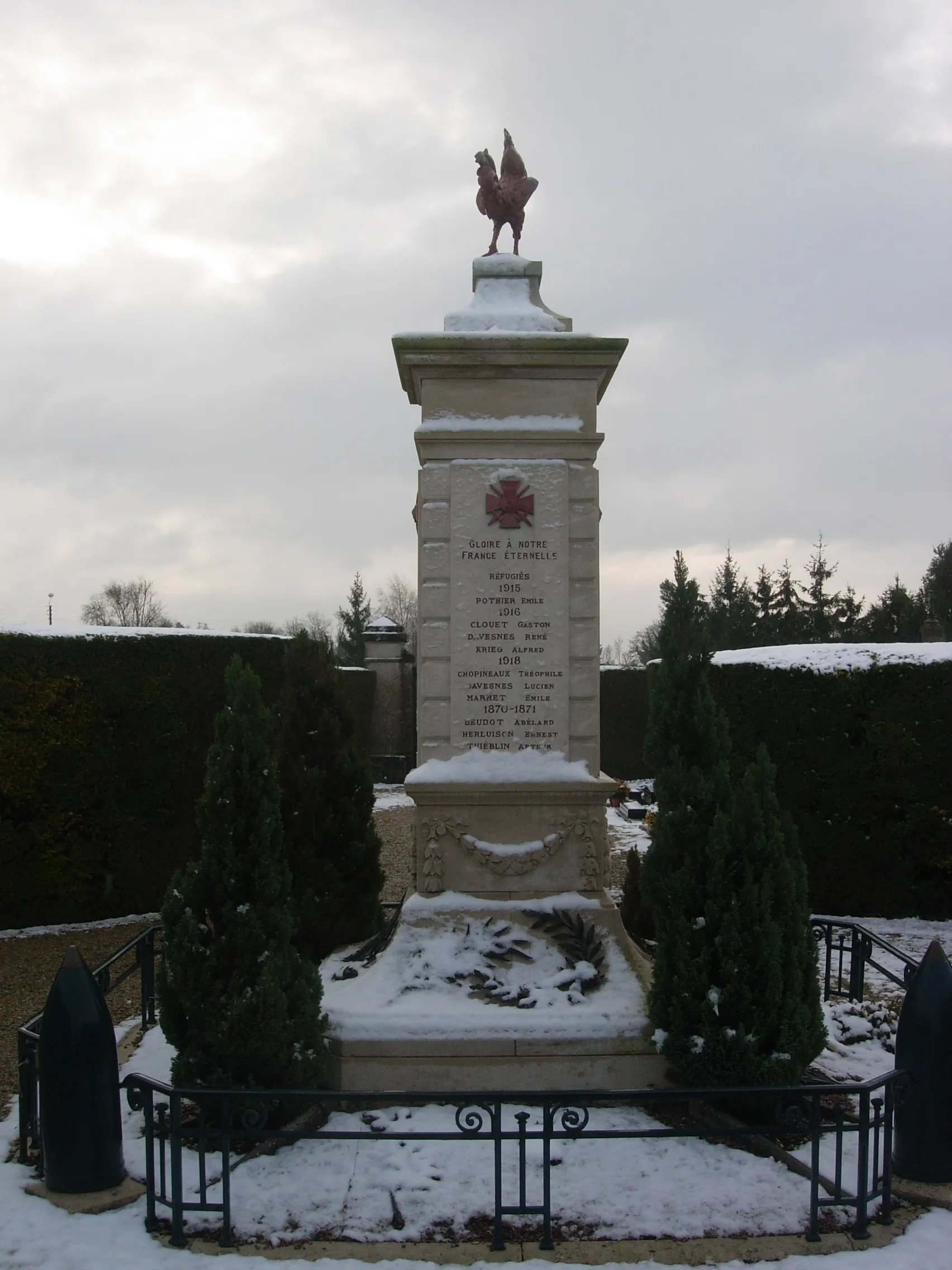 Photo showing: Monument aux morts surmonté d'un coq