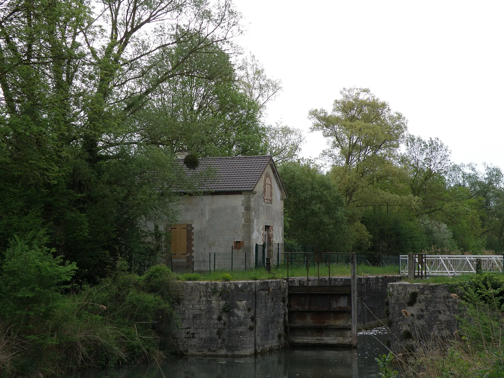 Photo showing: Ecluse de Vallant sur le canal de la Haute-Seine. 10170 Vallant-Saint-Georges