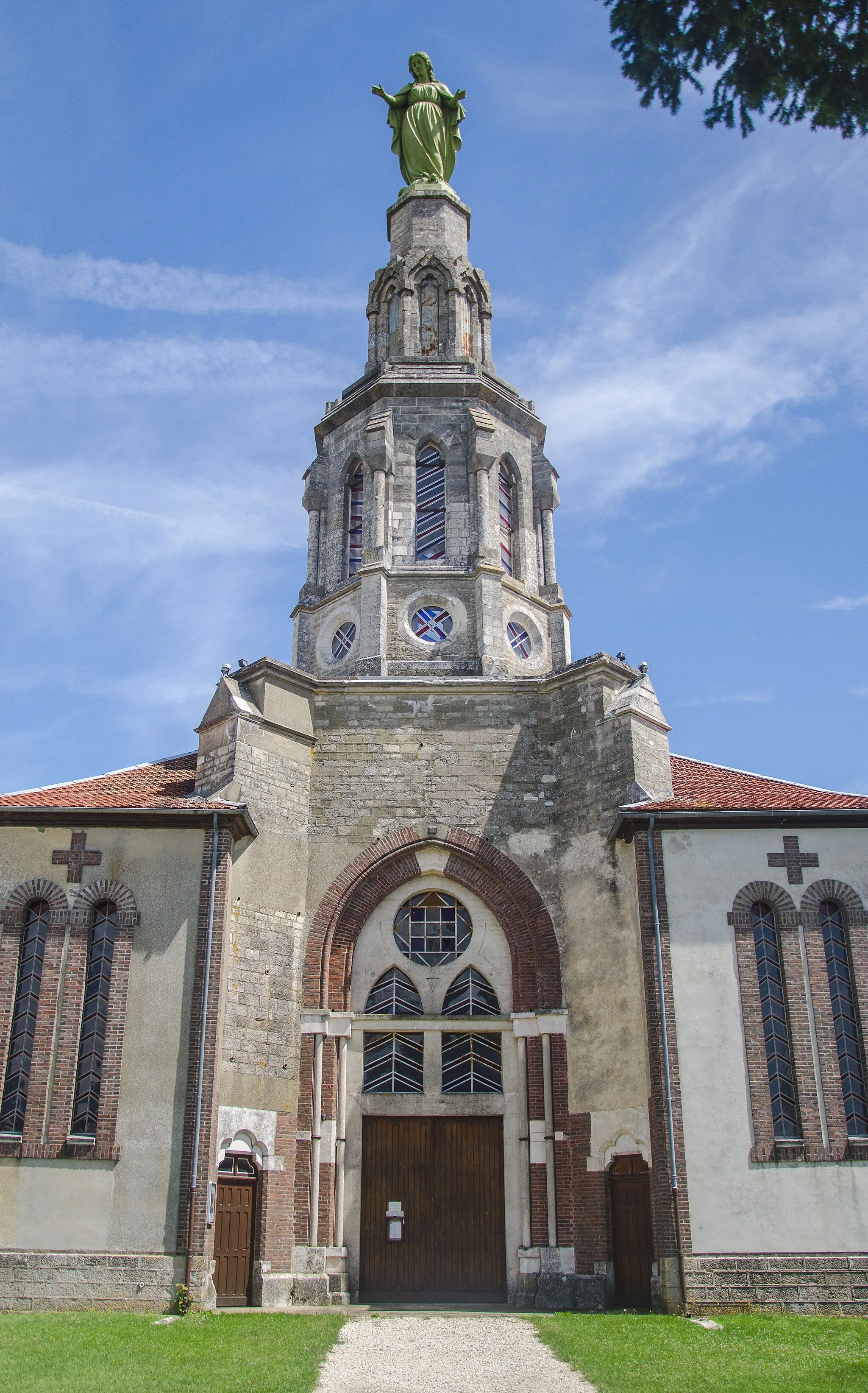 Photo showing: Aux abords de la frontière entre Champagne et de la Bourgogne, une chapelle. Construite dans la deuxième partie du XIXe siècle par l'abbé Cardot (curée de la commune). Cette petite chapelle surplombe les alentours à l'aide sa statue imposante de la vierge.