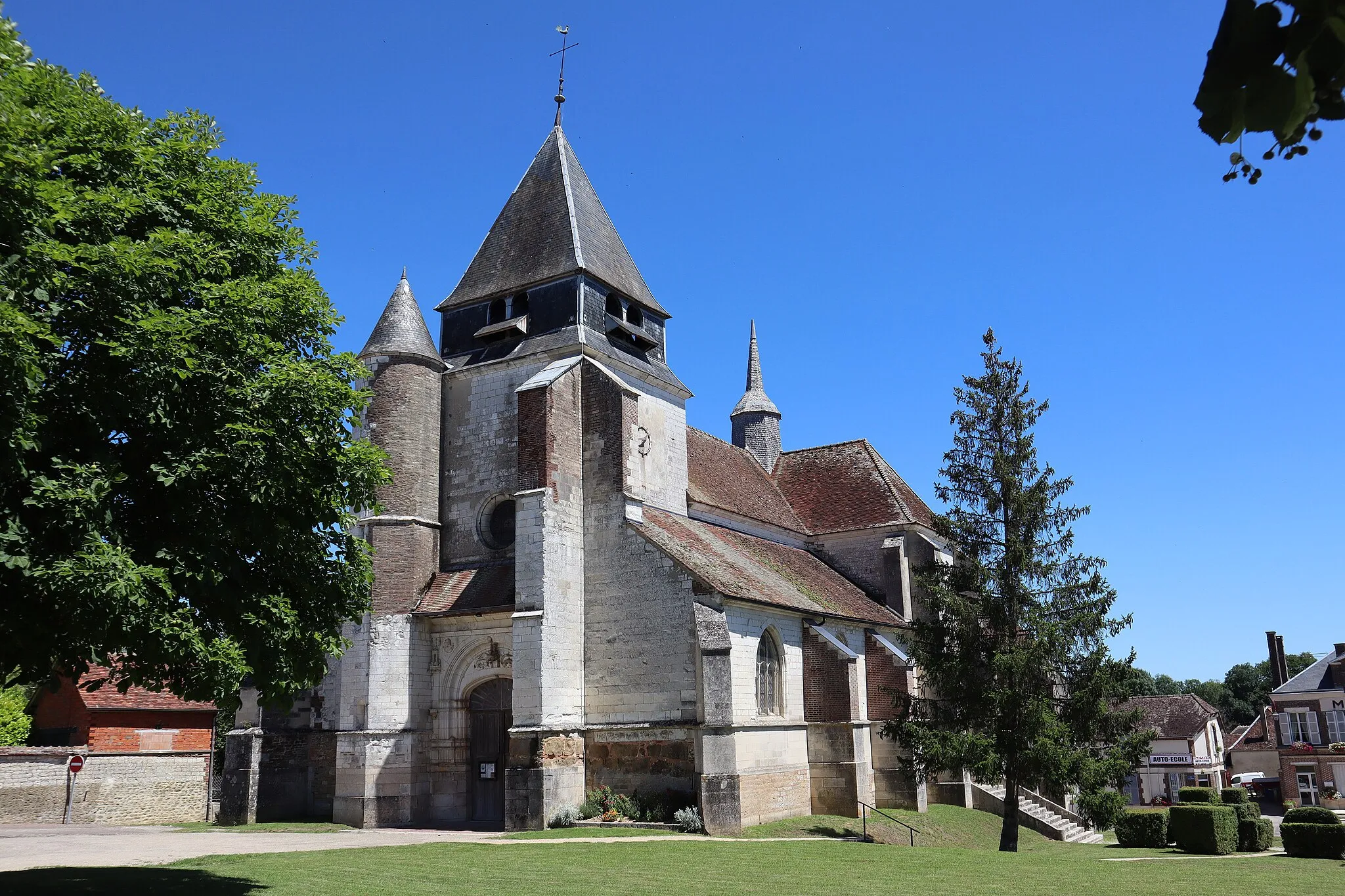 Photo showing: Vue extérieure de l'église Saint-Loup-de-Sens à Auxon (Aube).