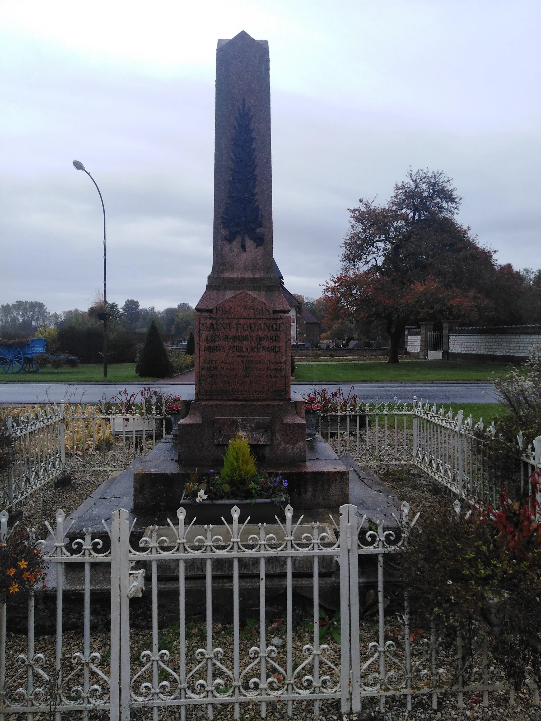 Photo showing: Cette photo montre le monument aux morts de Saint-Pouange. On peut voir les soldats mort pour la France lors de la Première Guerre Mondiale.