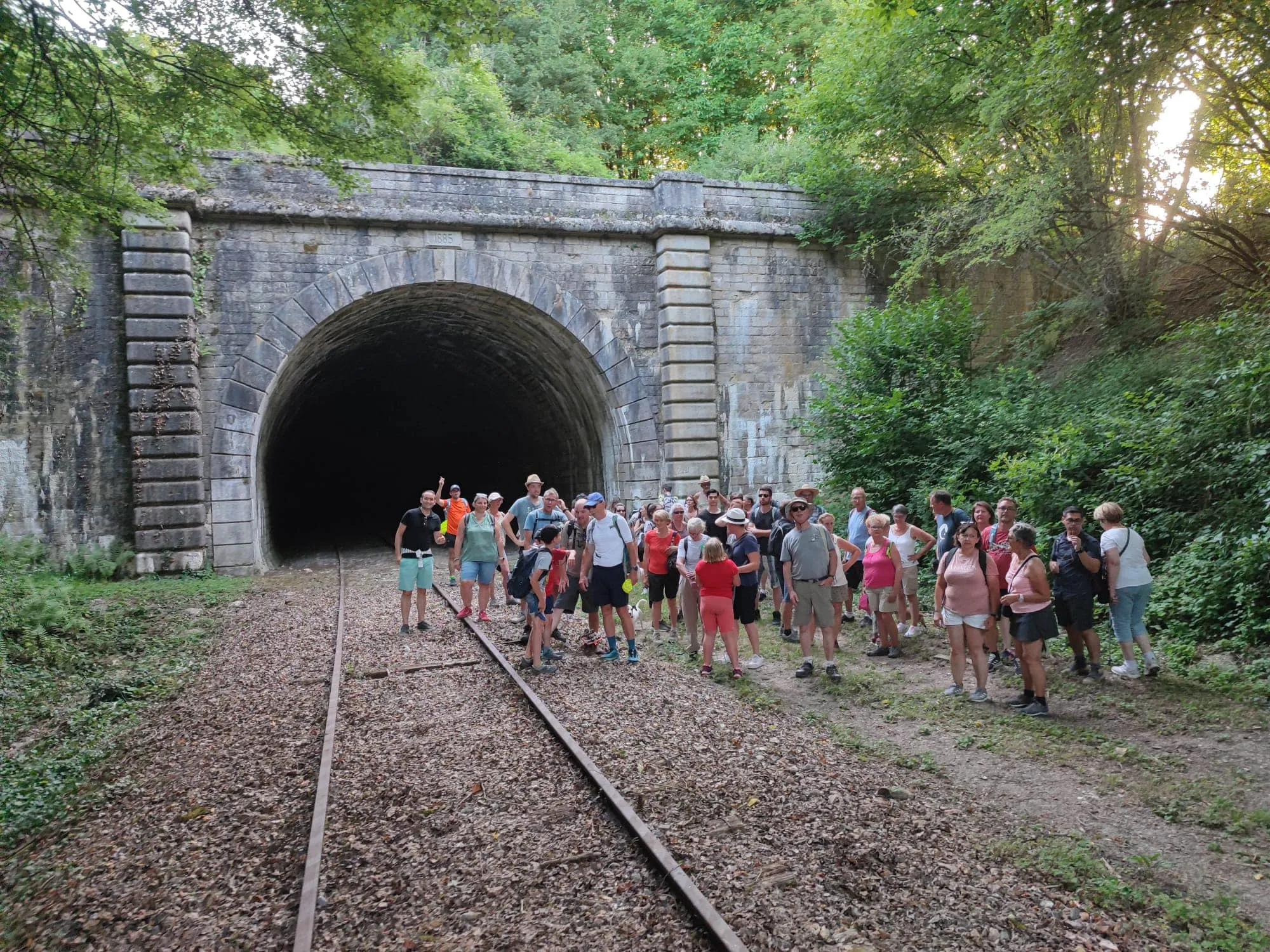 Photo showing: Randonneur devant un tunnel