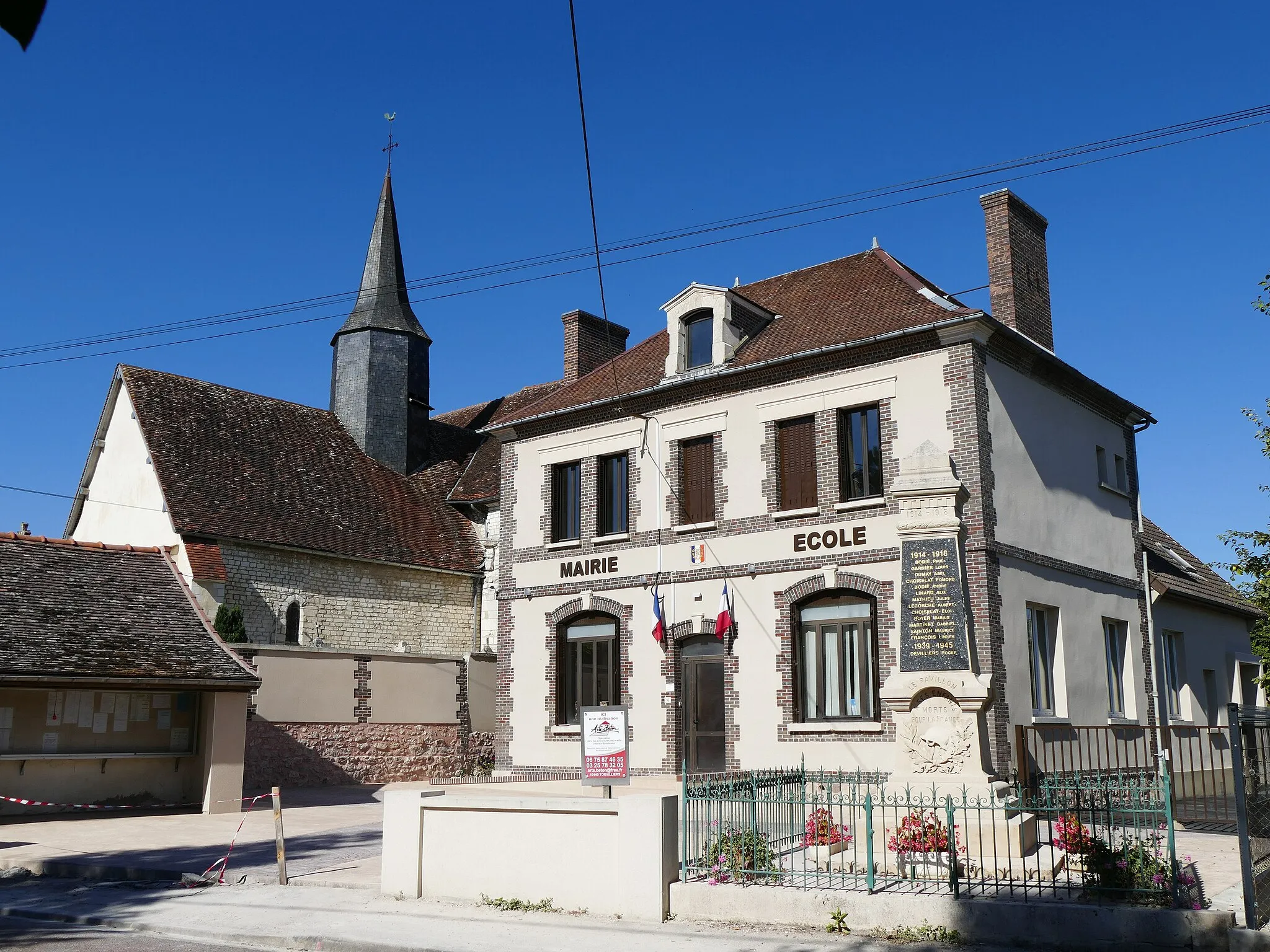 Photo showing: The church, the war memorial and the city hall in Le Pavillon-Sainte-Julie (Aube, Champagne-Ardenne, France).