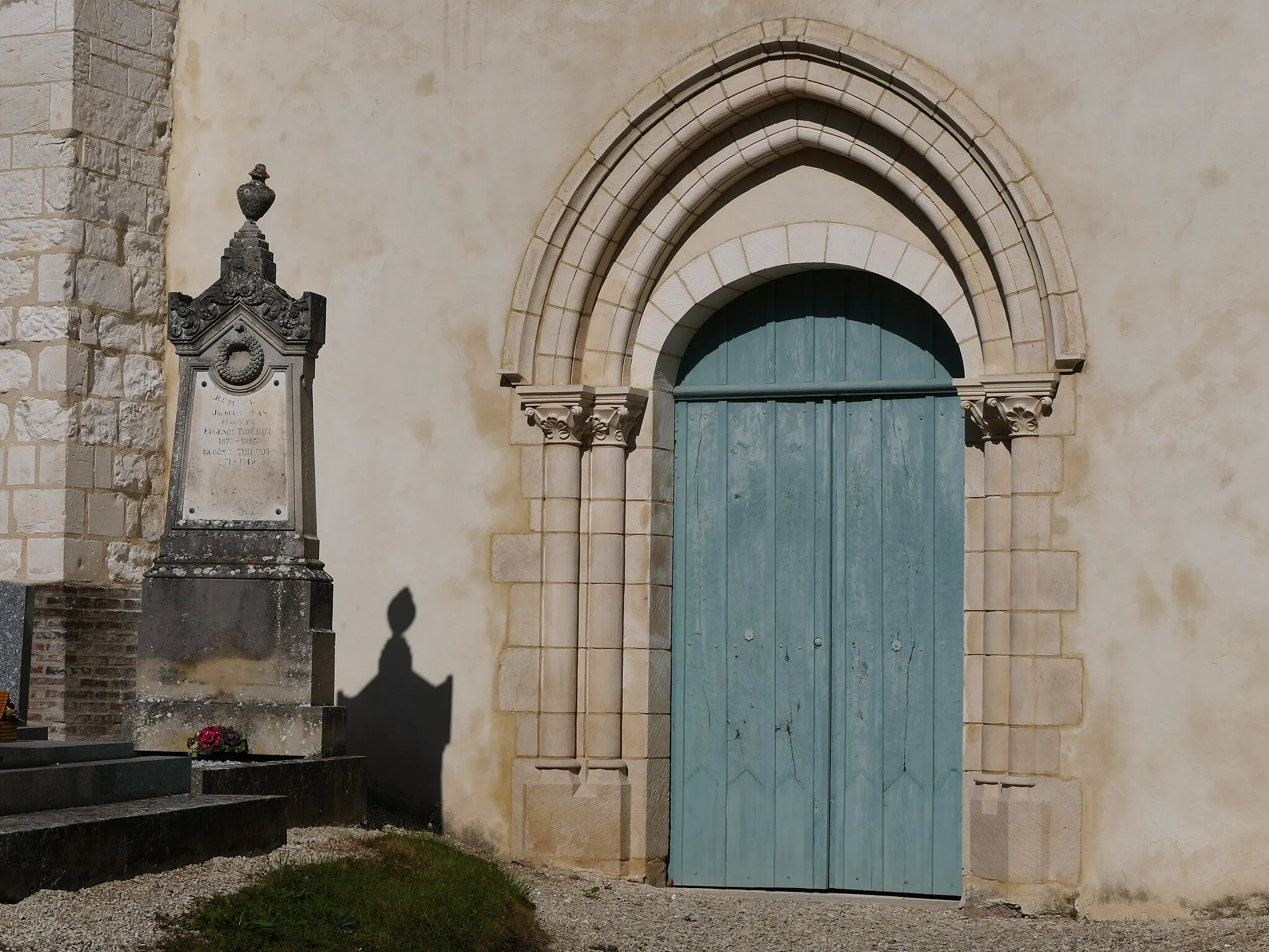 Photo showing: The-Nativity-of-Our-Lady's church in Le Pavillon-Sainte-Julie (Aube, Champagne-Ardenne, France).