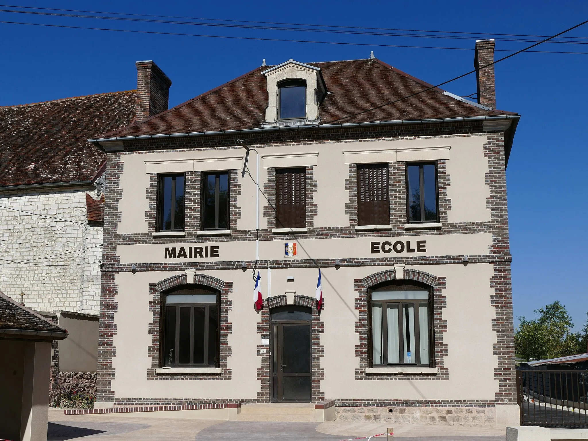 Photo showing: The city hall in Le Pavillon-Sainte-Julie (Aube, Champagne-Ardenne, France).
