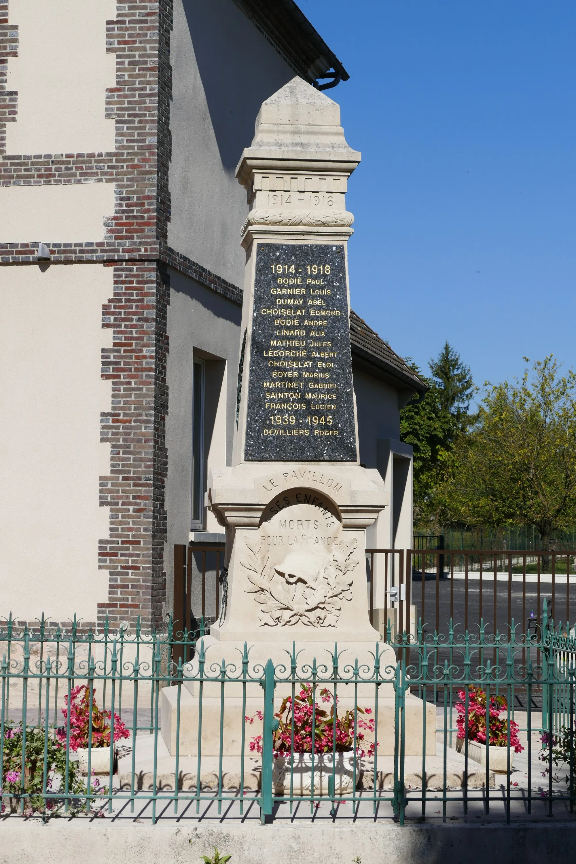 Photo showing: War memorial in Le Pavillon-Sainte-Julie (Aube, Champagne-Ardenne, France).