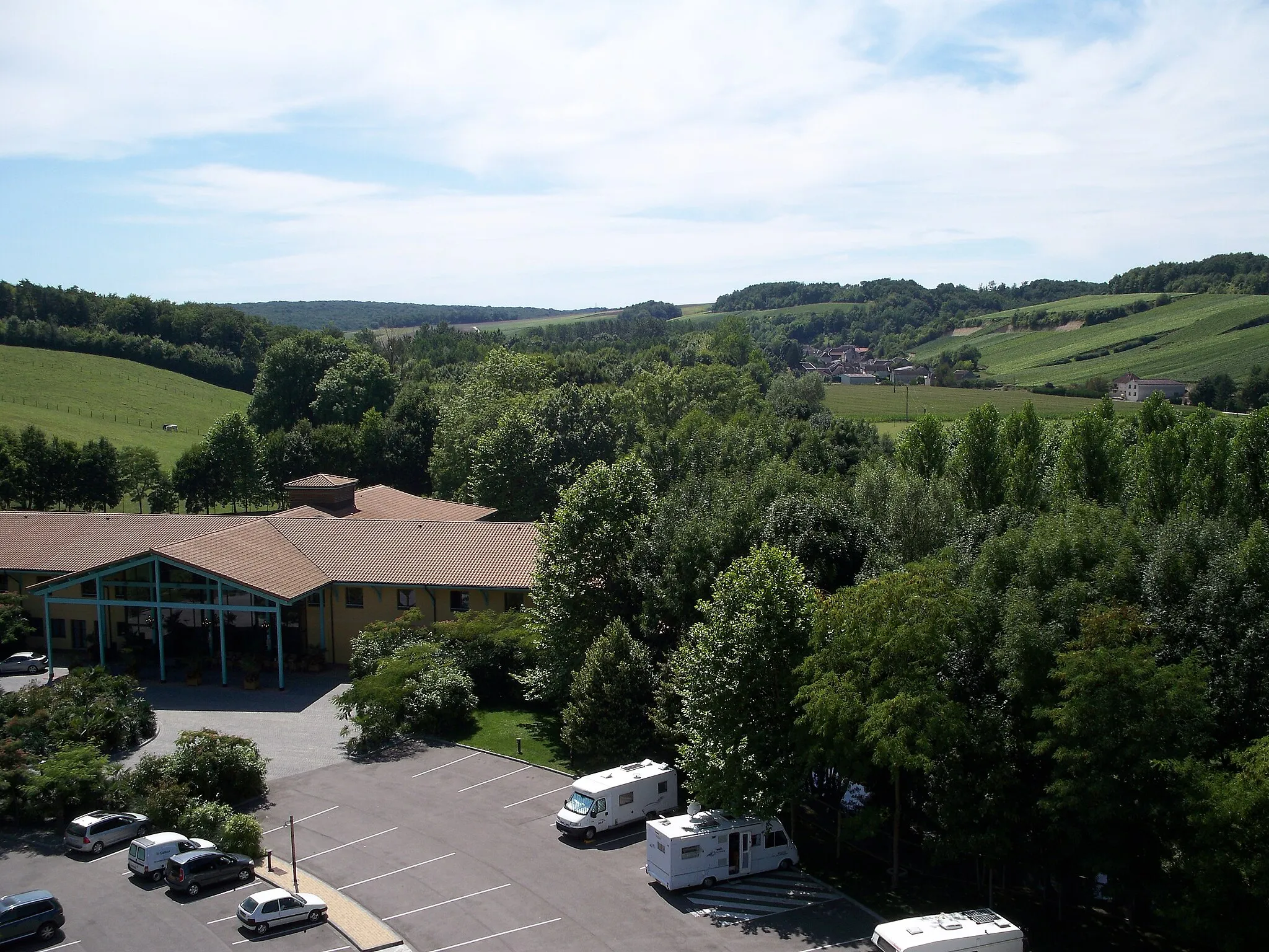 Photo showing: La commune de Argançon, située dans le département de l'Aube, vue depuis la Grande Roue du parc d'attractions « Nigloland » de Dolancourt