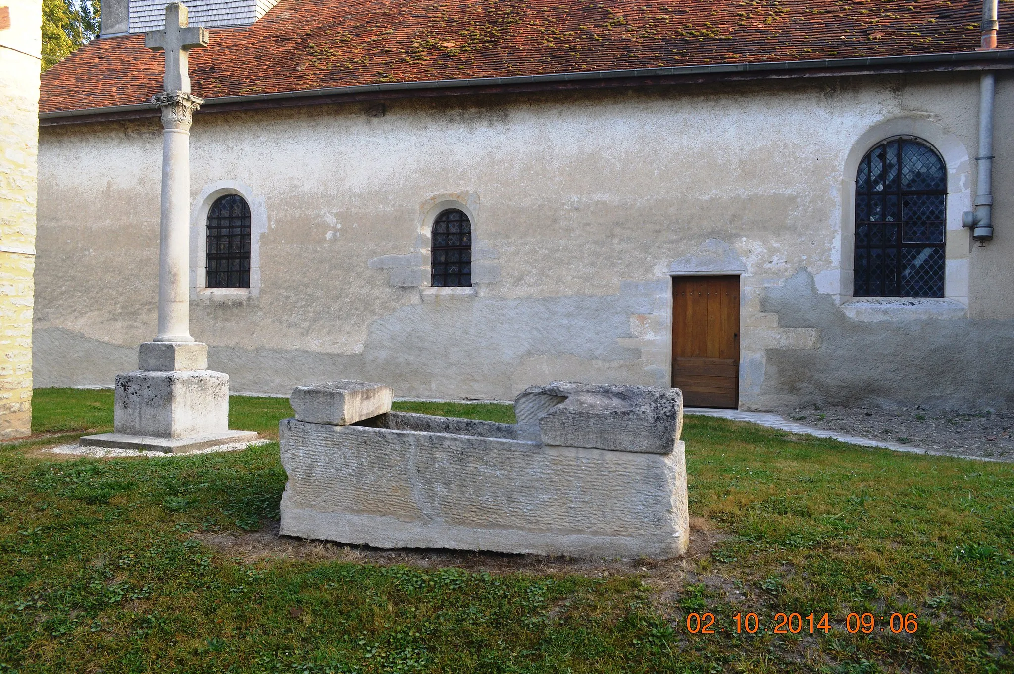 Photo showing: A Sarcophagus and the Cistercian Cross