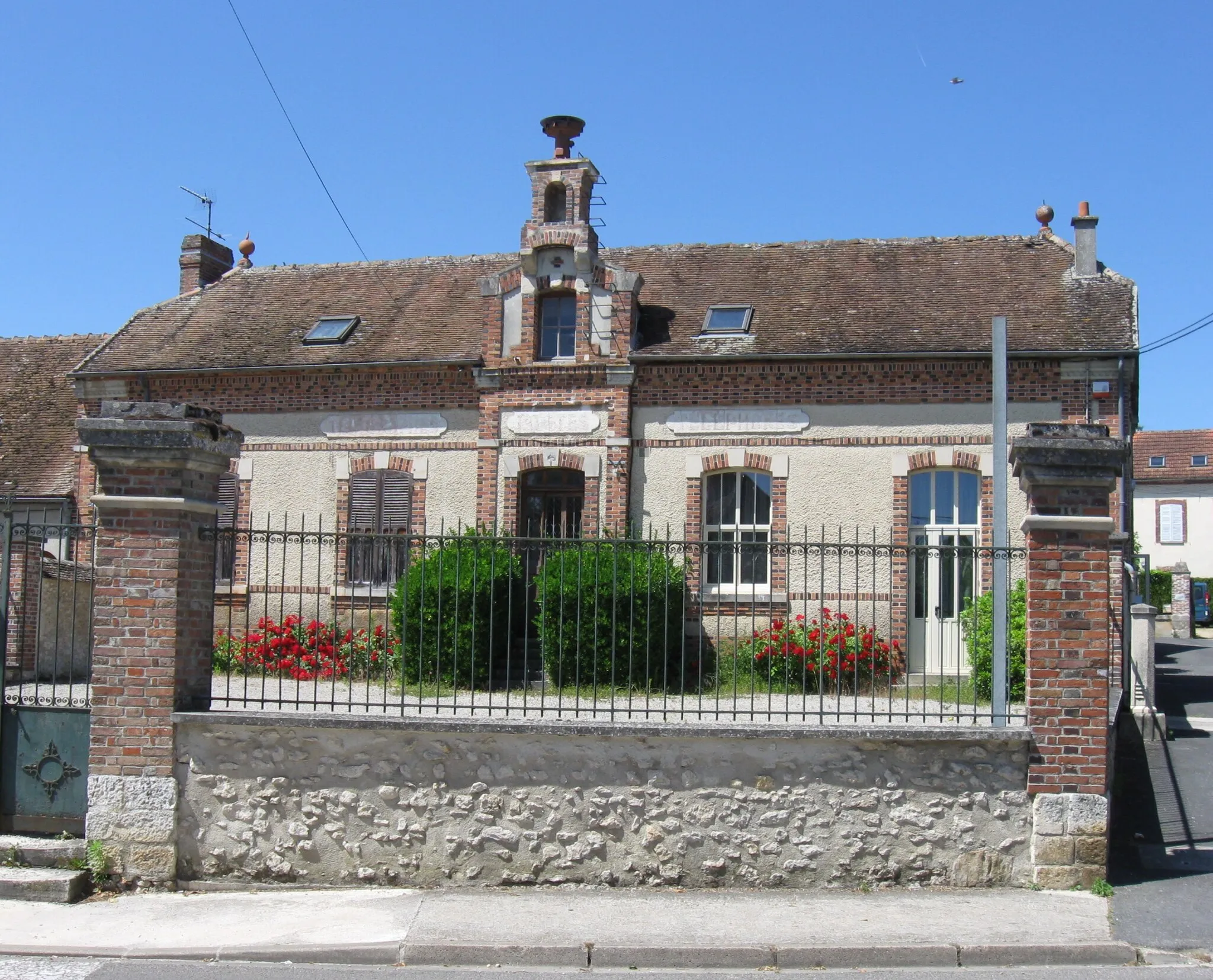 Photo showing: L'ancienne poste d'Everly; initialement bâtiment de l'école des filles. (Seine-et-Marne, région Île-de-France).