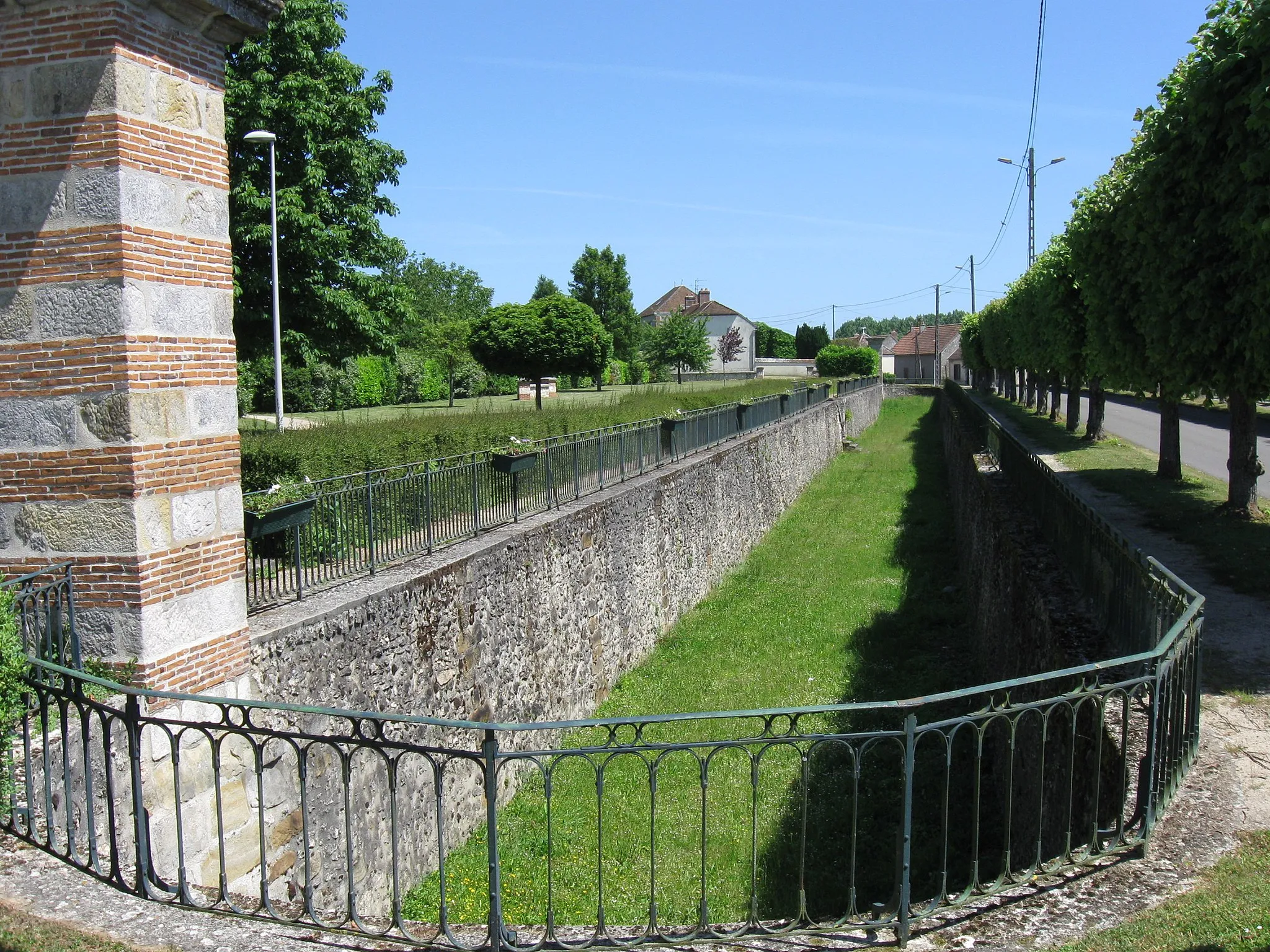 Photo showing: Saut-de-loup (Ha-ha), parc de l'ancien château à Everly.  (Seine-et-Marne, région Île-de-France).
