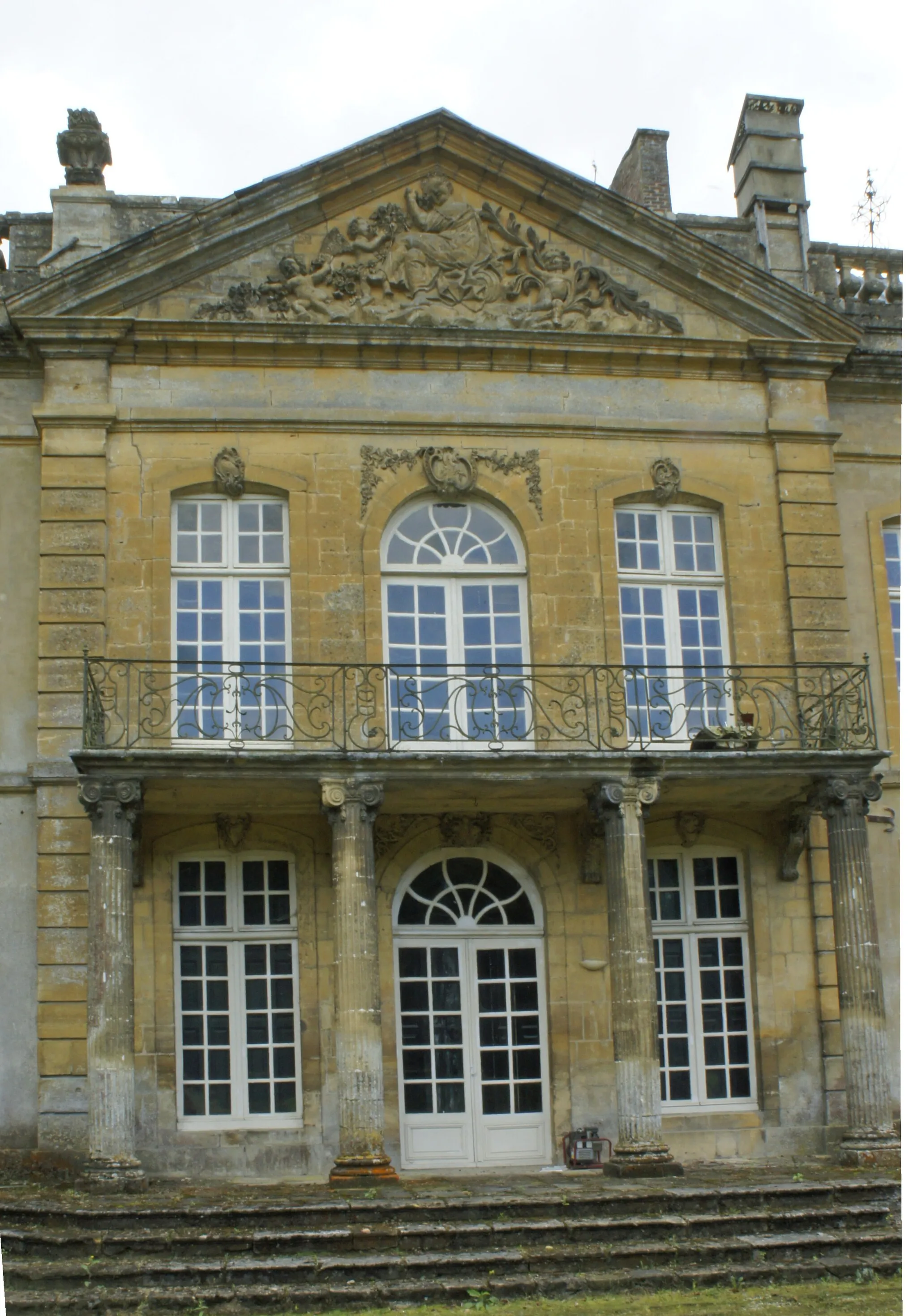 Photo showing: Façade du château sur le parc.