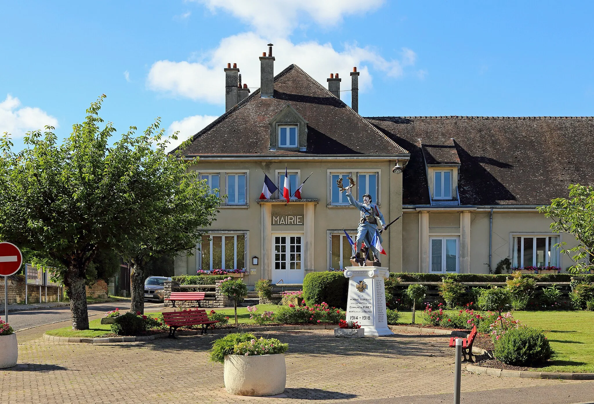 Photo showing: Piney (Aube department, France): town hall and war memorial