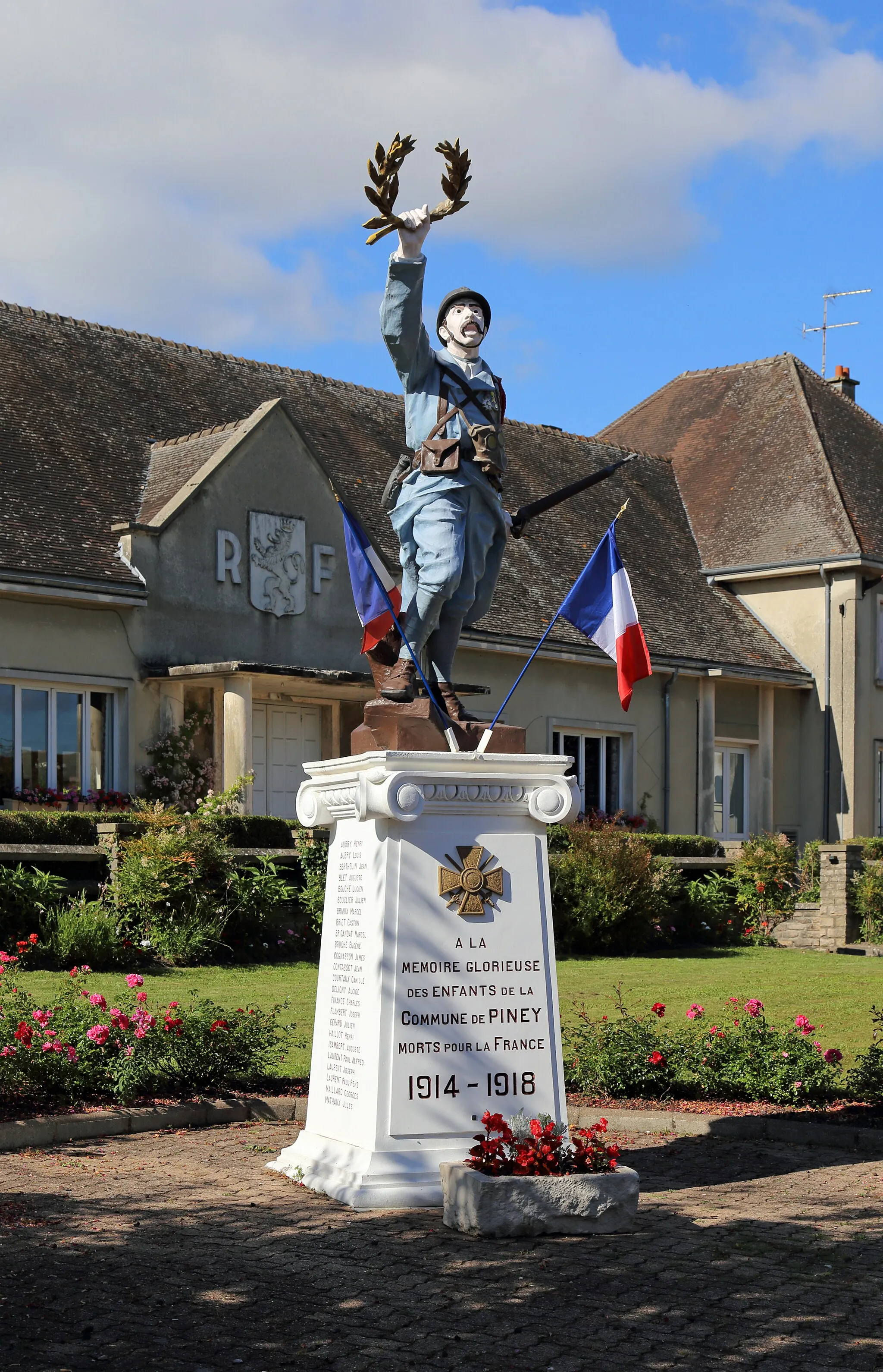Photo showing: Piney (Aube department, France): war memorial