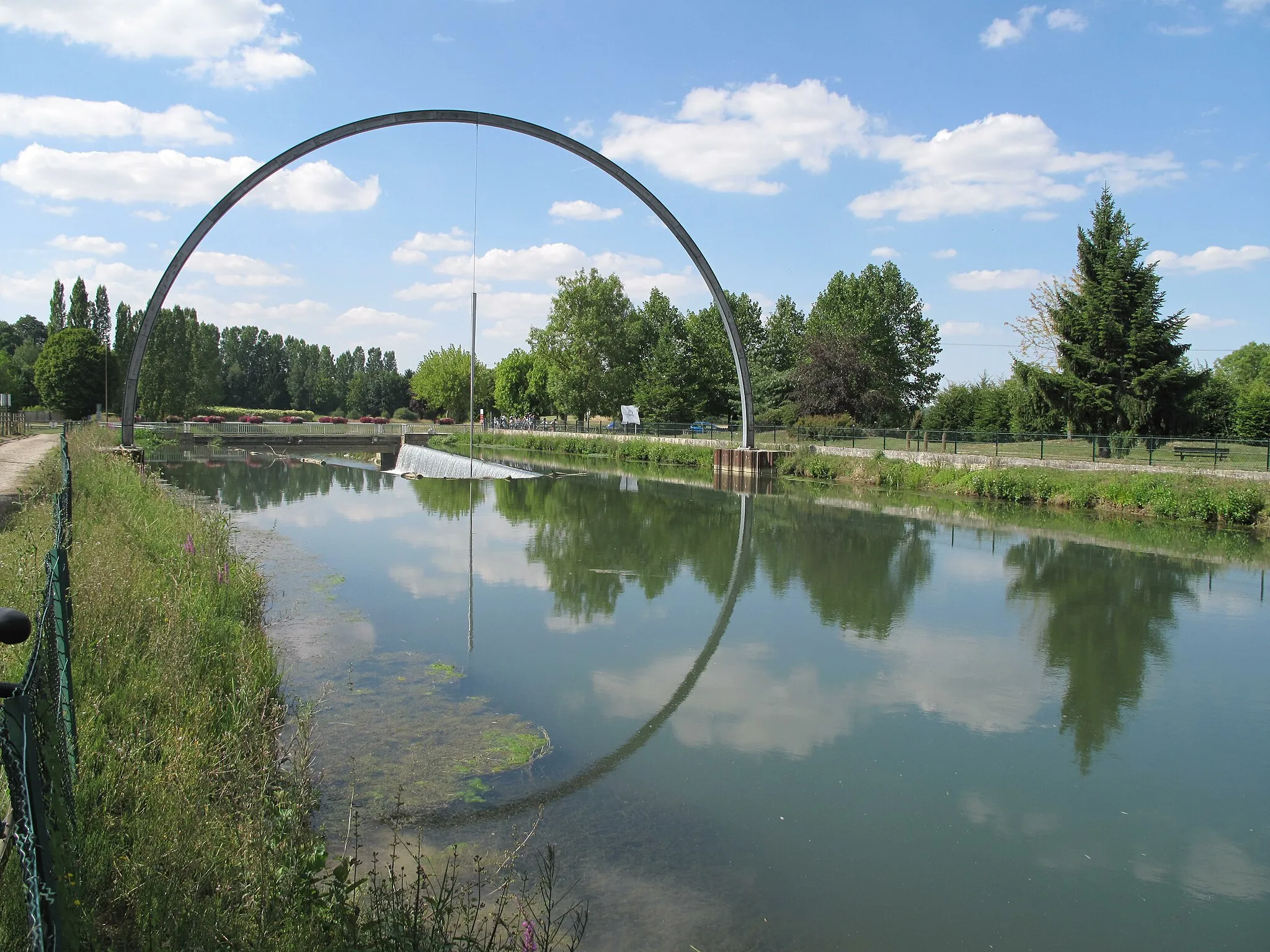 Photo showing: The channel which bring back to the Aube river the water of the lake of the Orient Forest (Aube, France).