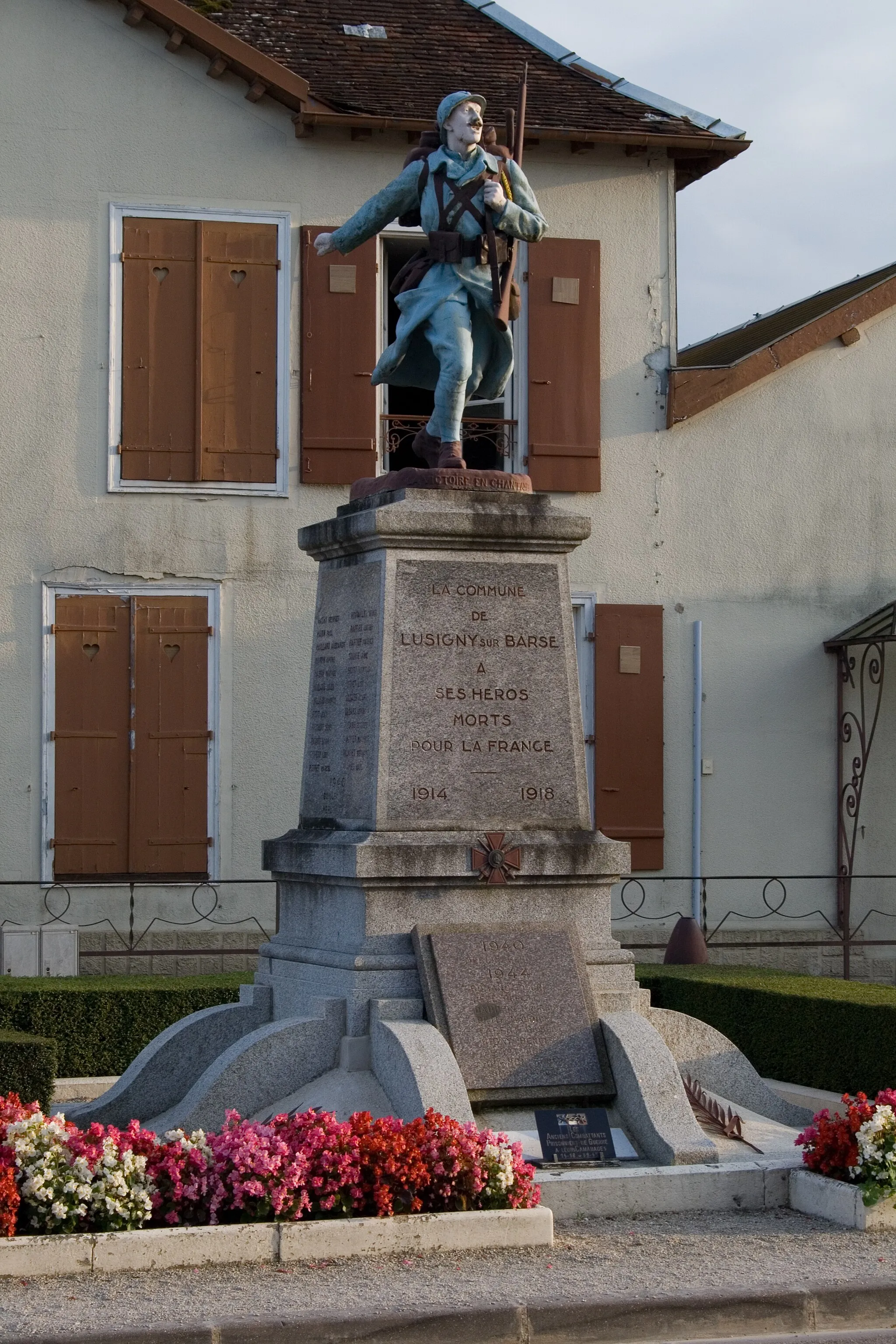 Photo showing: Monument aux morts à Lusigny-sur-Barse