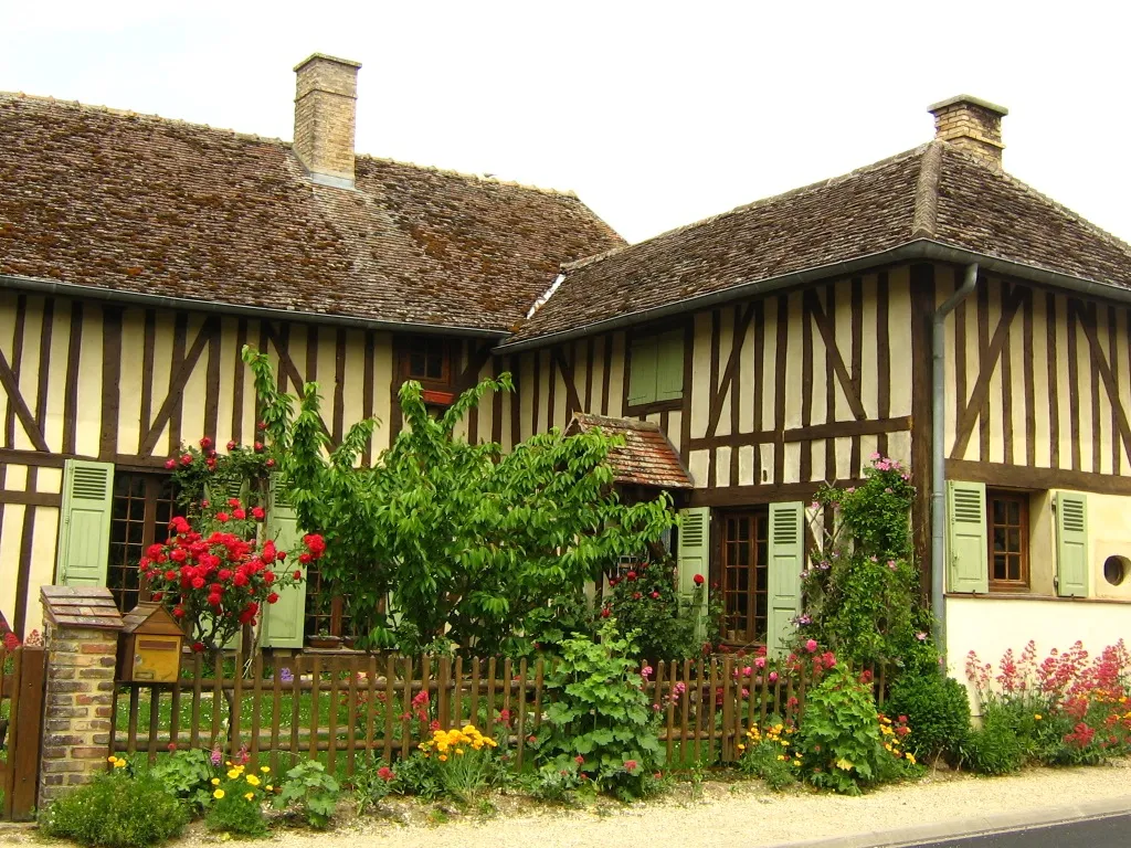 Photo showing: maisons à pans de bois de Géraudot
