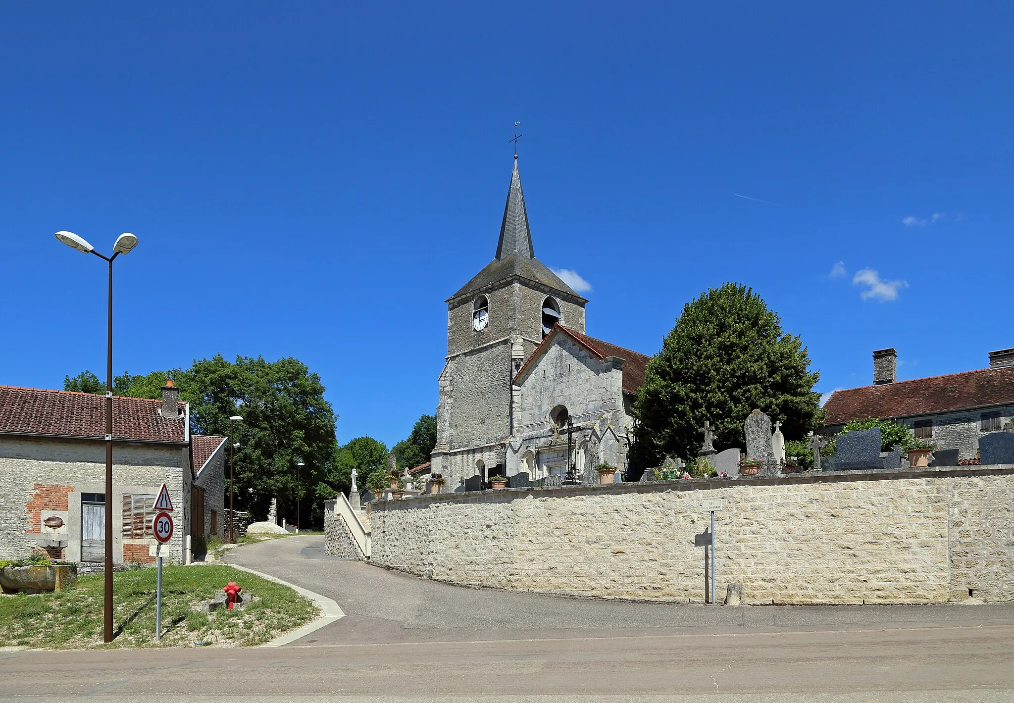 Photo showing: Rouvres-les-Vignes (Aube department, France): Saint Maurice church and the cemetery wall