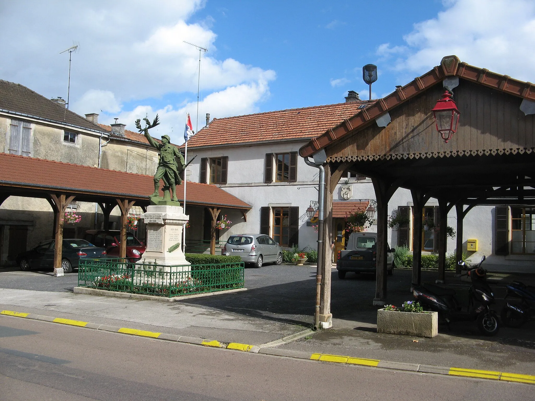 Photo showing: Doulevant-le-Château, mairie et monument aux morts.