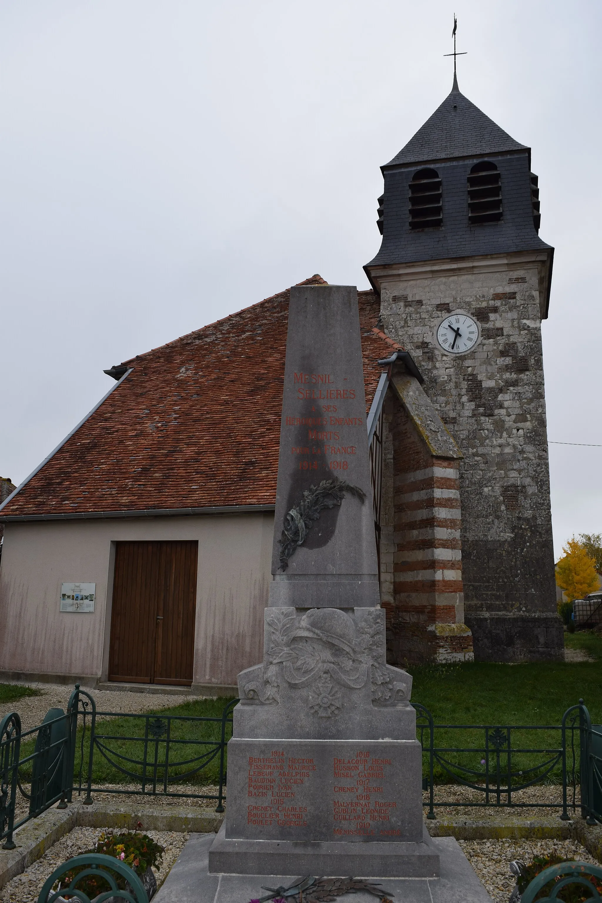 Photo showing: Monument aux morts de Mesnil-Sellières