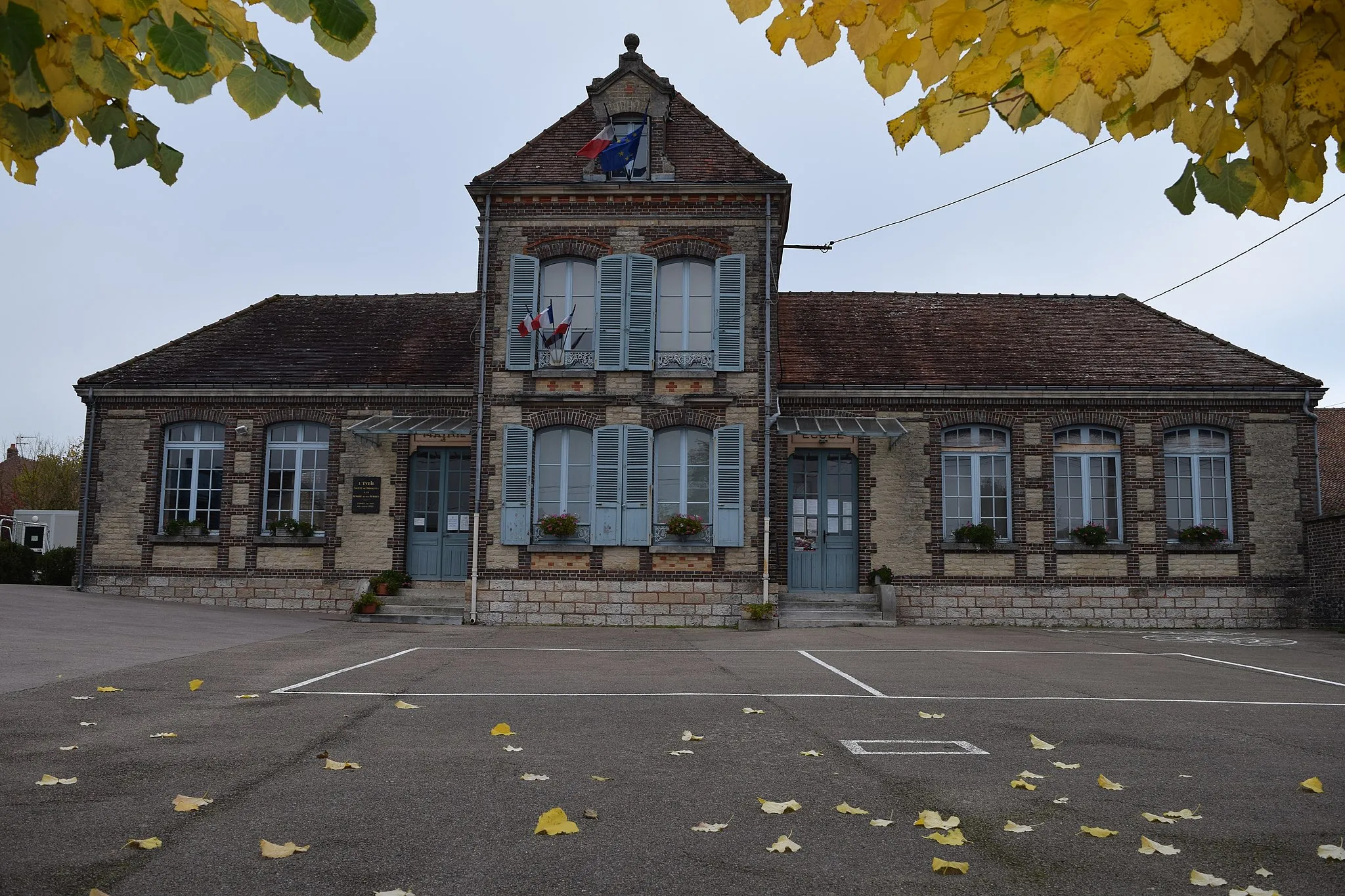 Photo showing: Mairie et école de Mesnil-Sellières