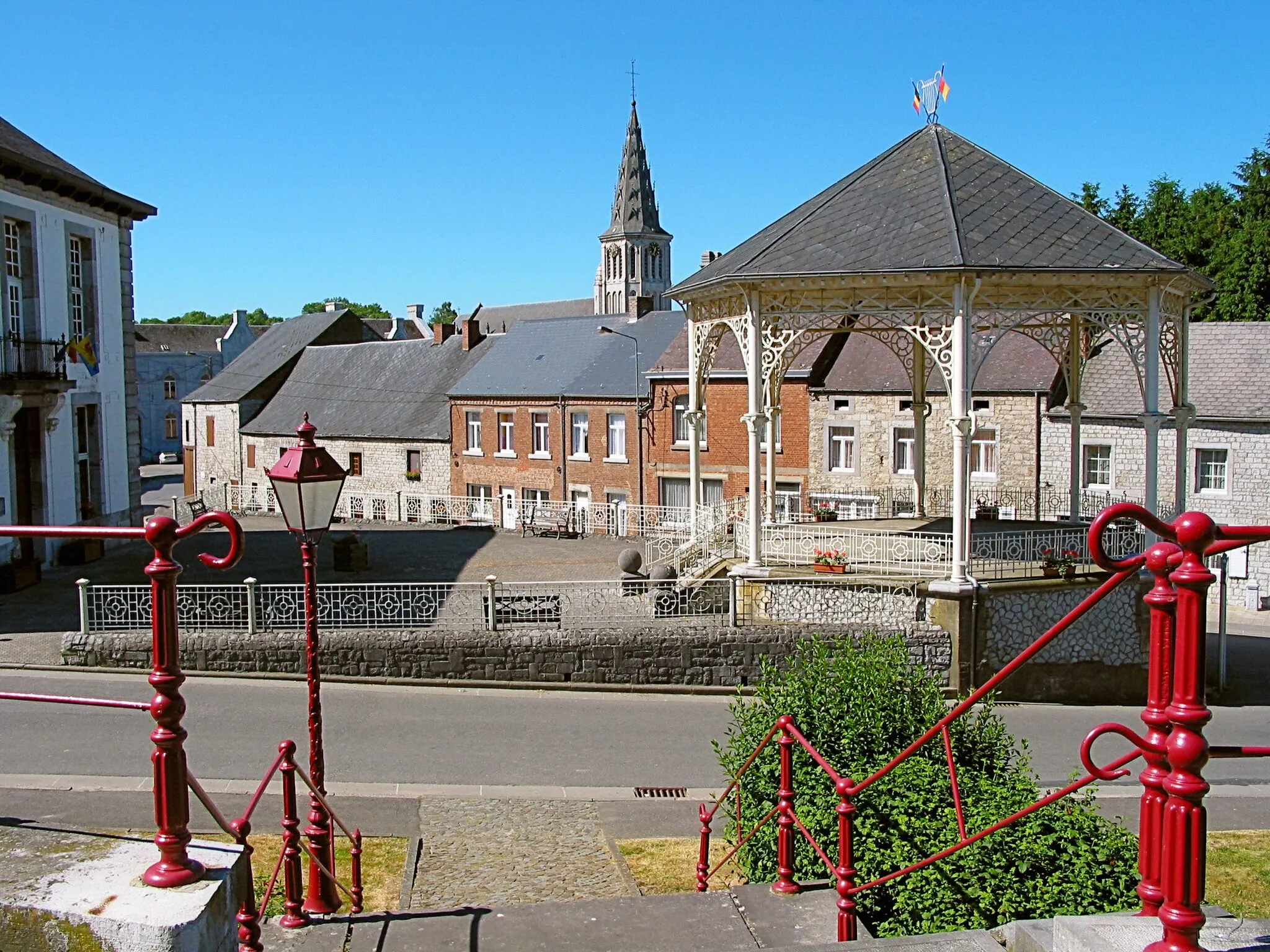 Photo showing: Cerfontaine,  rue du Moulin, the pavilion and the St. Lambertus church.