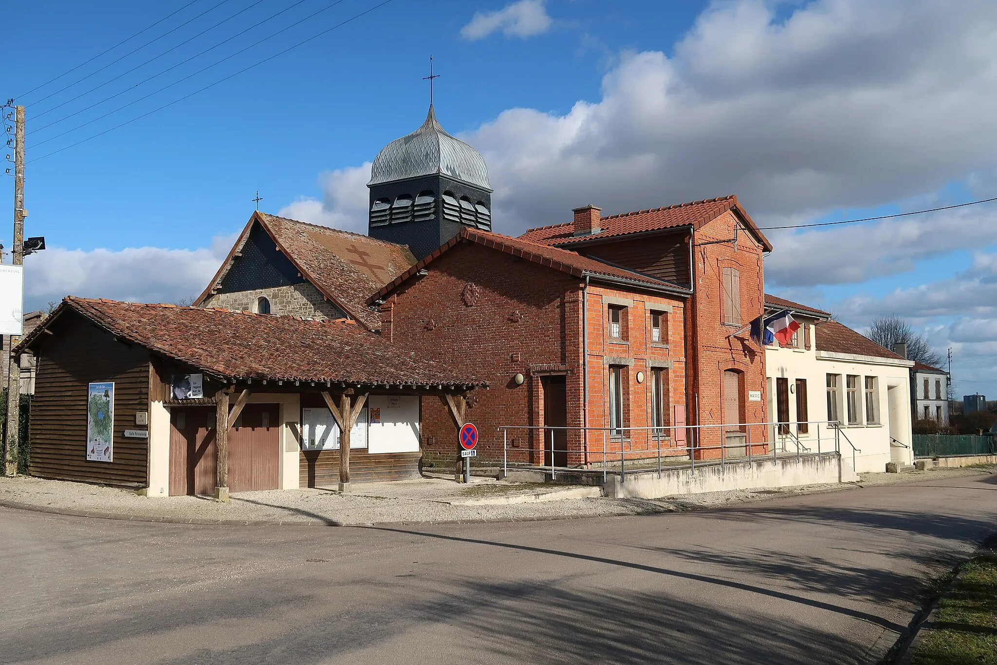 Photo showing: Joncreuil, mairie et église