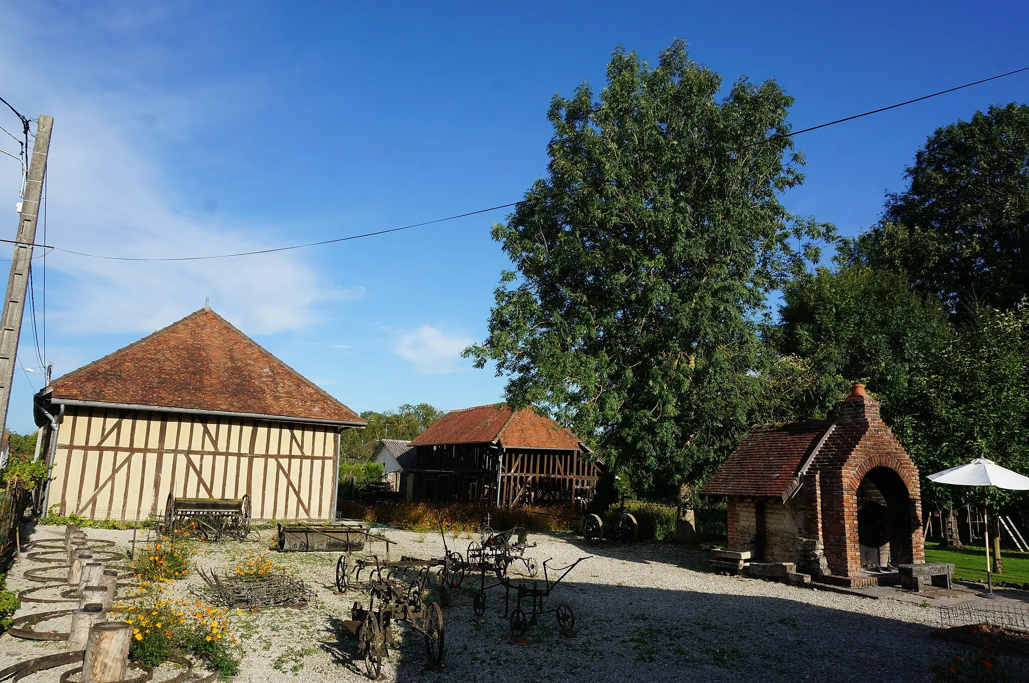 Photo showing: à Saint-Léger-près-Troyes.